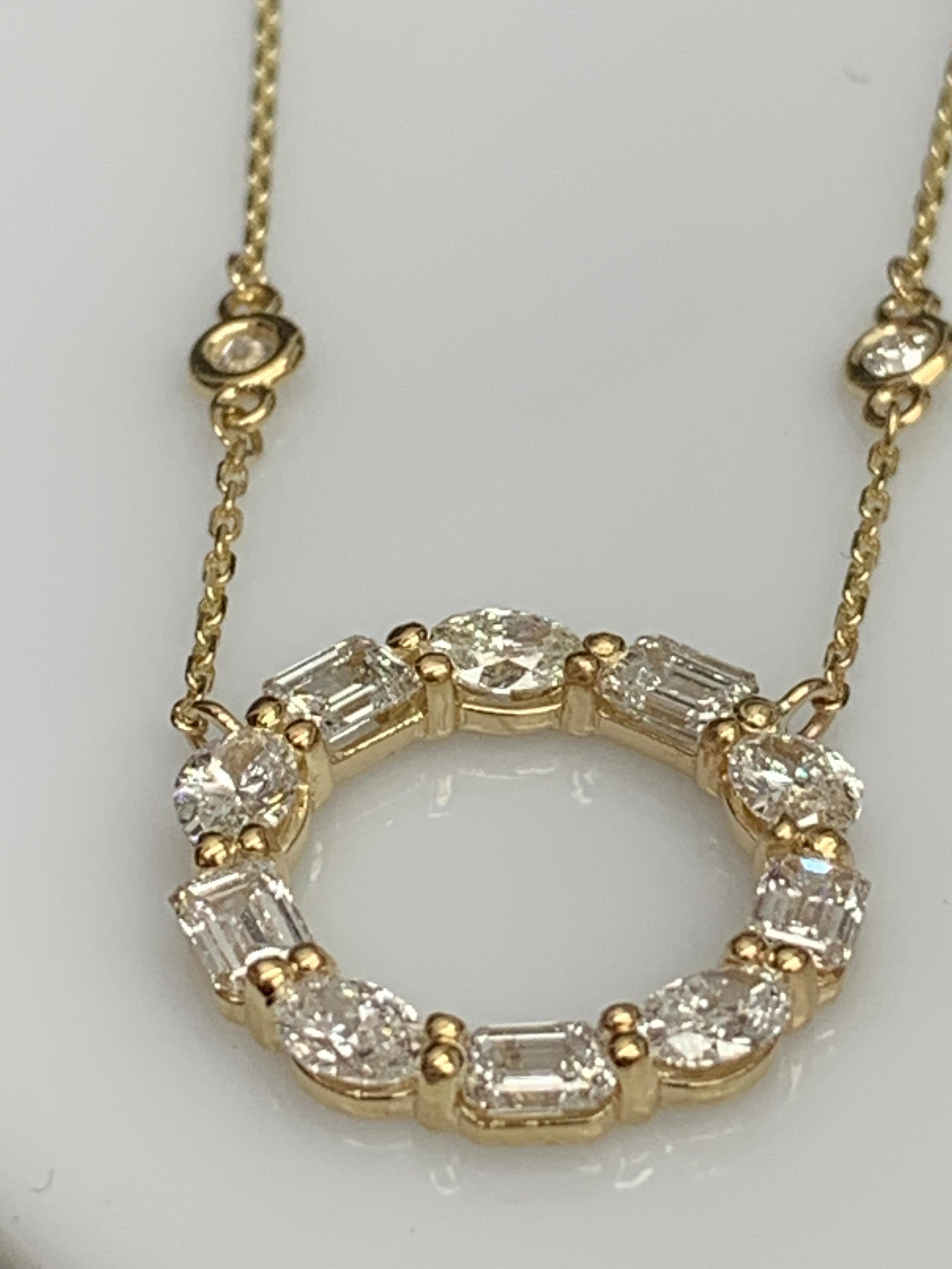 Moderne Collier à pendentif cercle en or jaune 14 carats avec diamants de forme mixte de 1,89 carat en vente