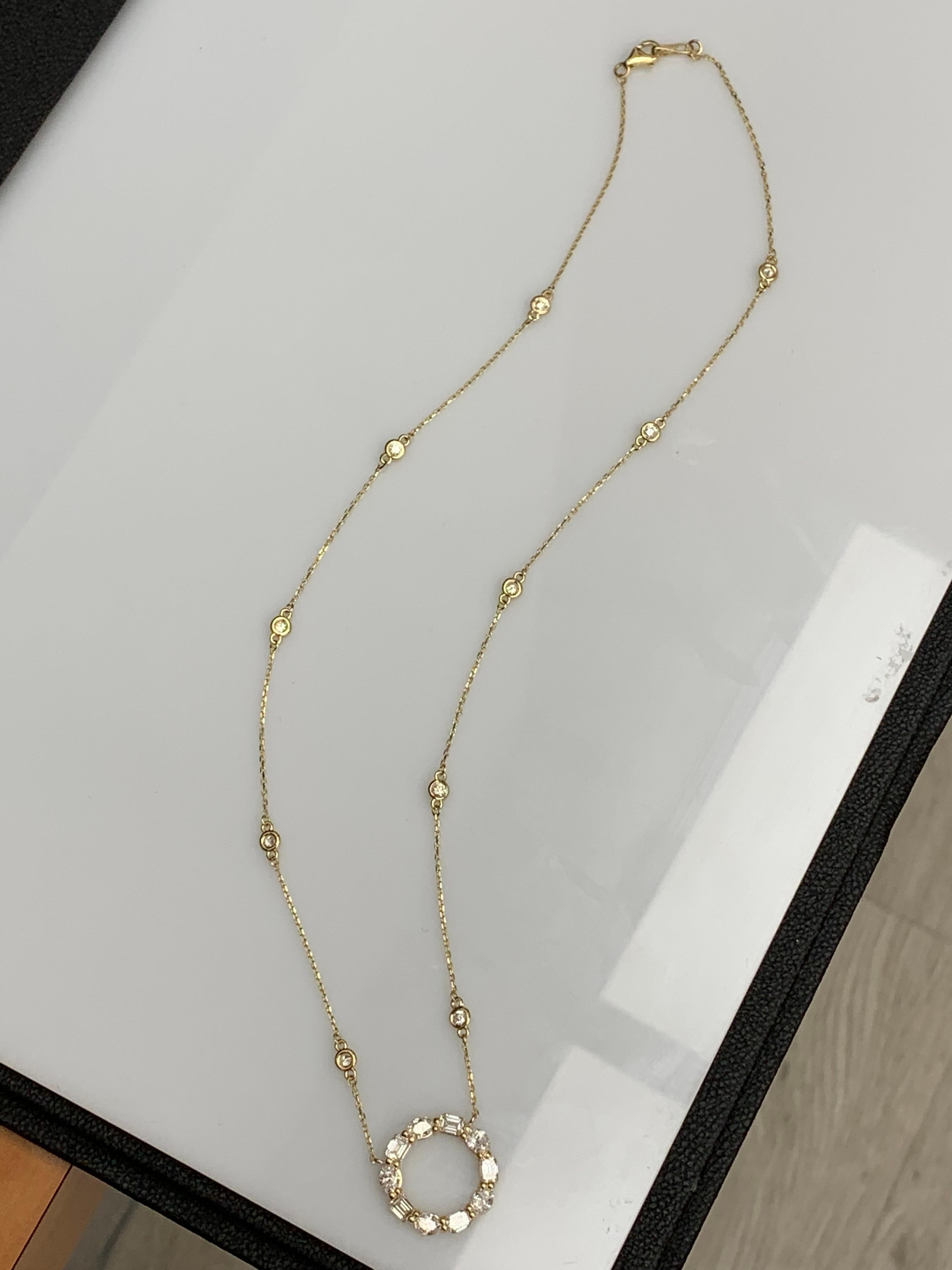 Taille mixte Collier à pendentif cercle en or jaune 14 carats avec diamants de forme mixte de 1,89 carat en vente