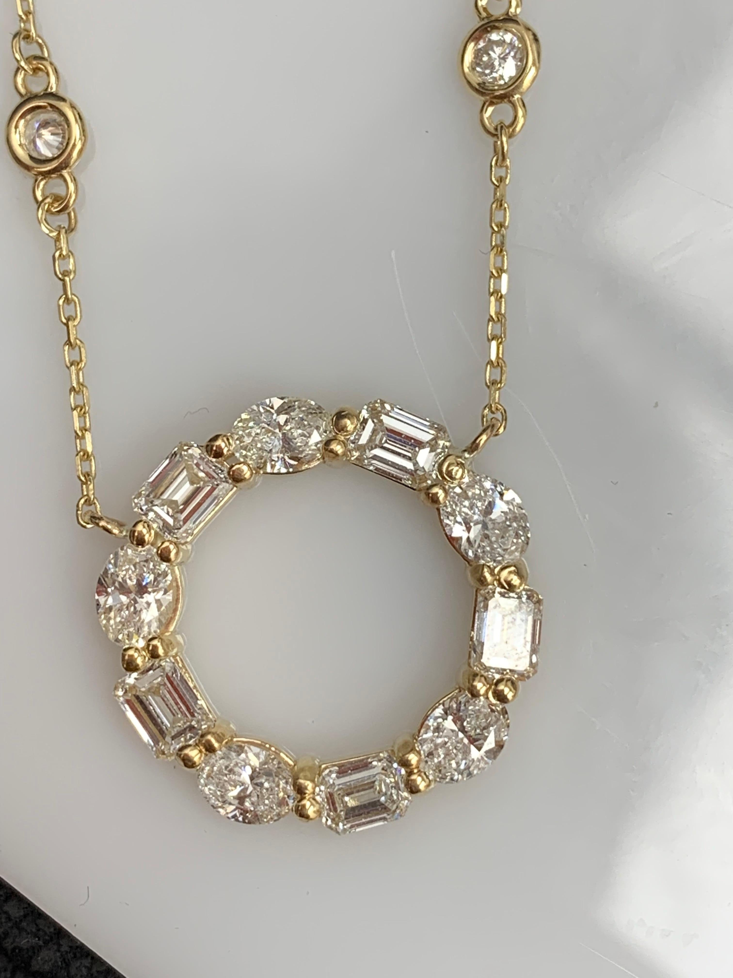 Collier à pendentif cercle en or jaune 14 carats avec diamants de forme mixte de 1,89 carat en vente 2
