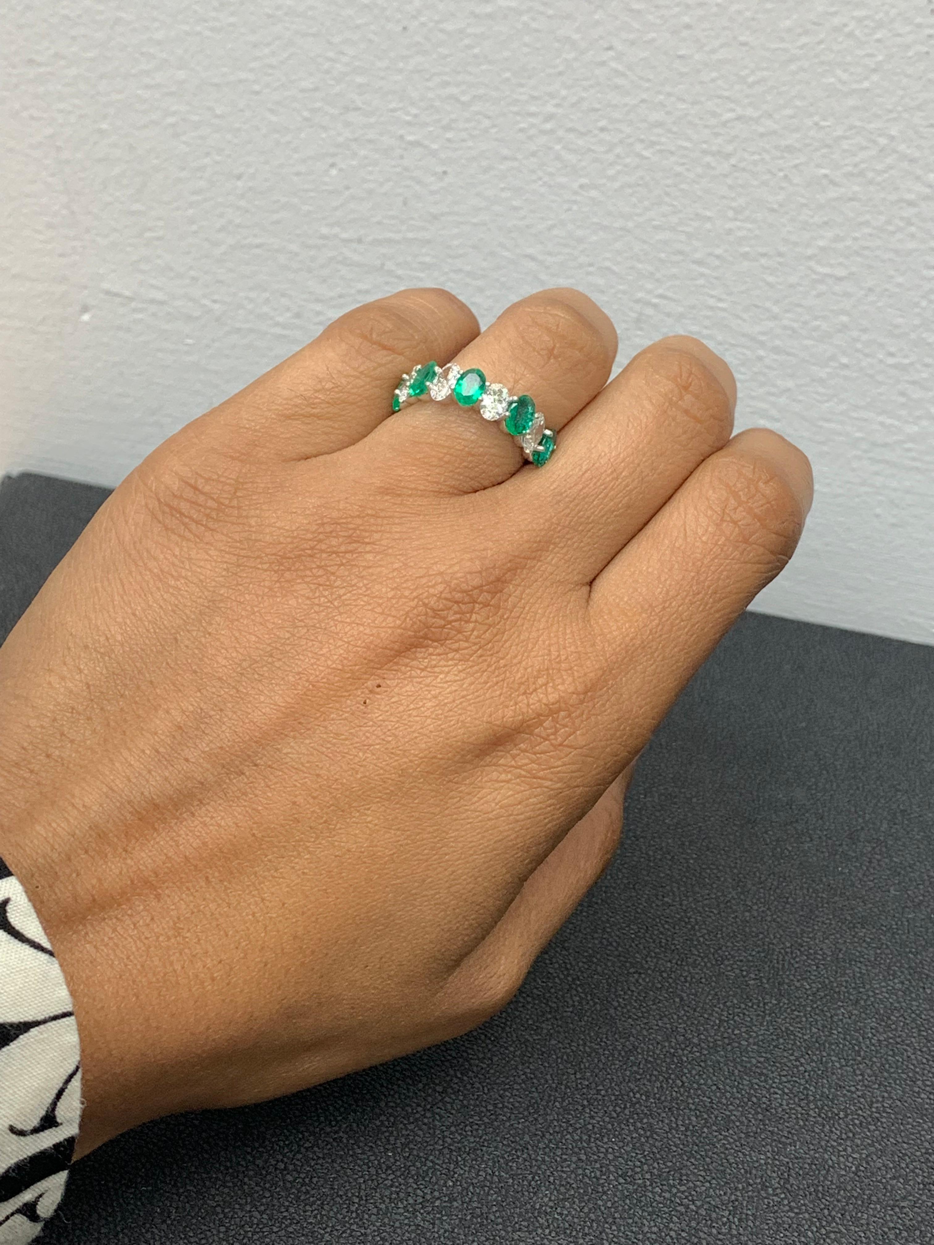 1,89 Karat Ovalschliff Smaragd-Diamant-Ehering aus 14 Karat Weißgold im Angebot 6