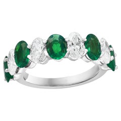 Alianza de boda de eternidad con diamante esmeralda talla oval de 1,89 quilates en oro blanco de 14 quilates