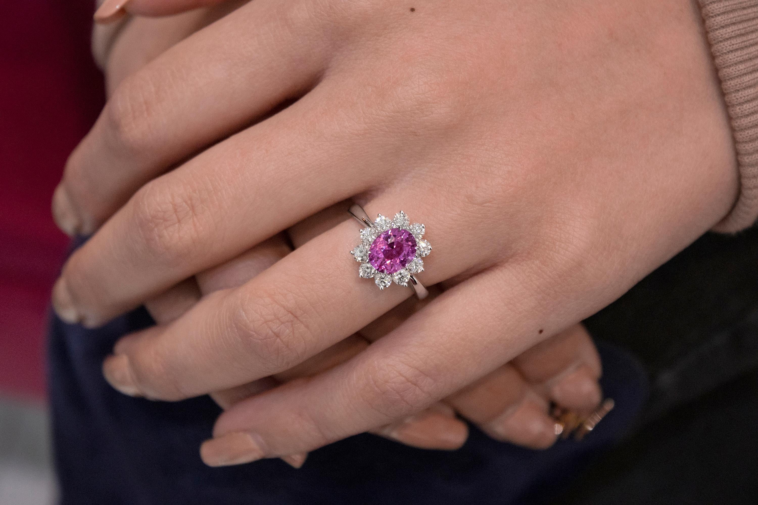 Roman Malakov, bague de fiançailles halo avec saphir rose ovale de 1,89 carat et diamants Neuf - En vente à New York, NY