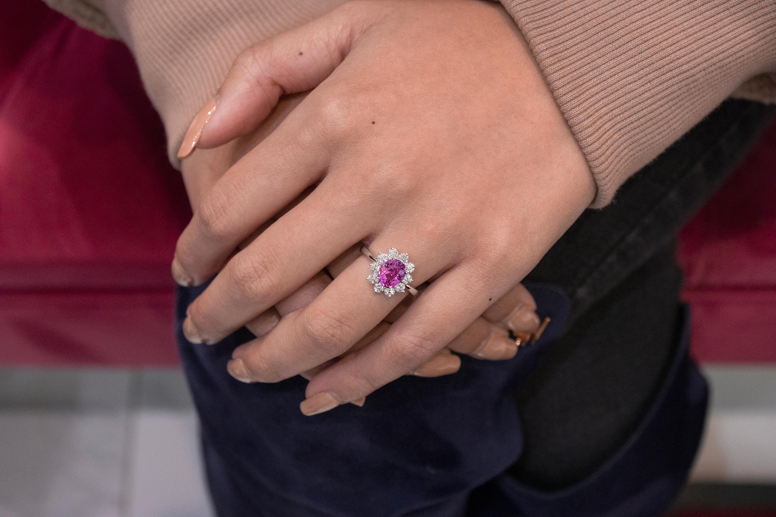 Roman Malakov, bague de fiançailles halo avec saphir rose ovale de 1,89 carat et diamants Unisexe en vente