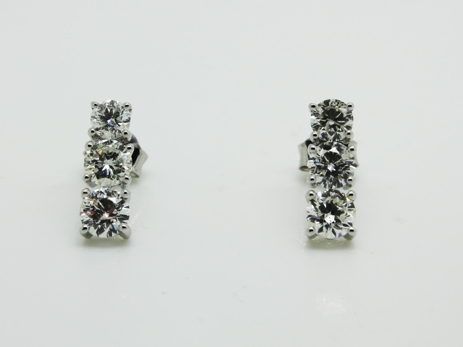 1.89 Carat Round Diamond Three-Stone Classic Drop 18 Karat White Gold Earrings In New Condition For Sale In London, GB