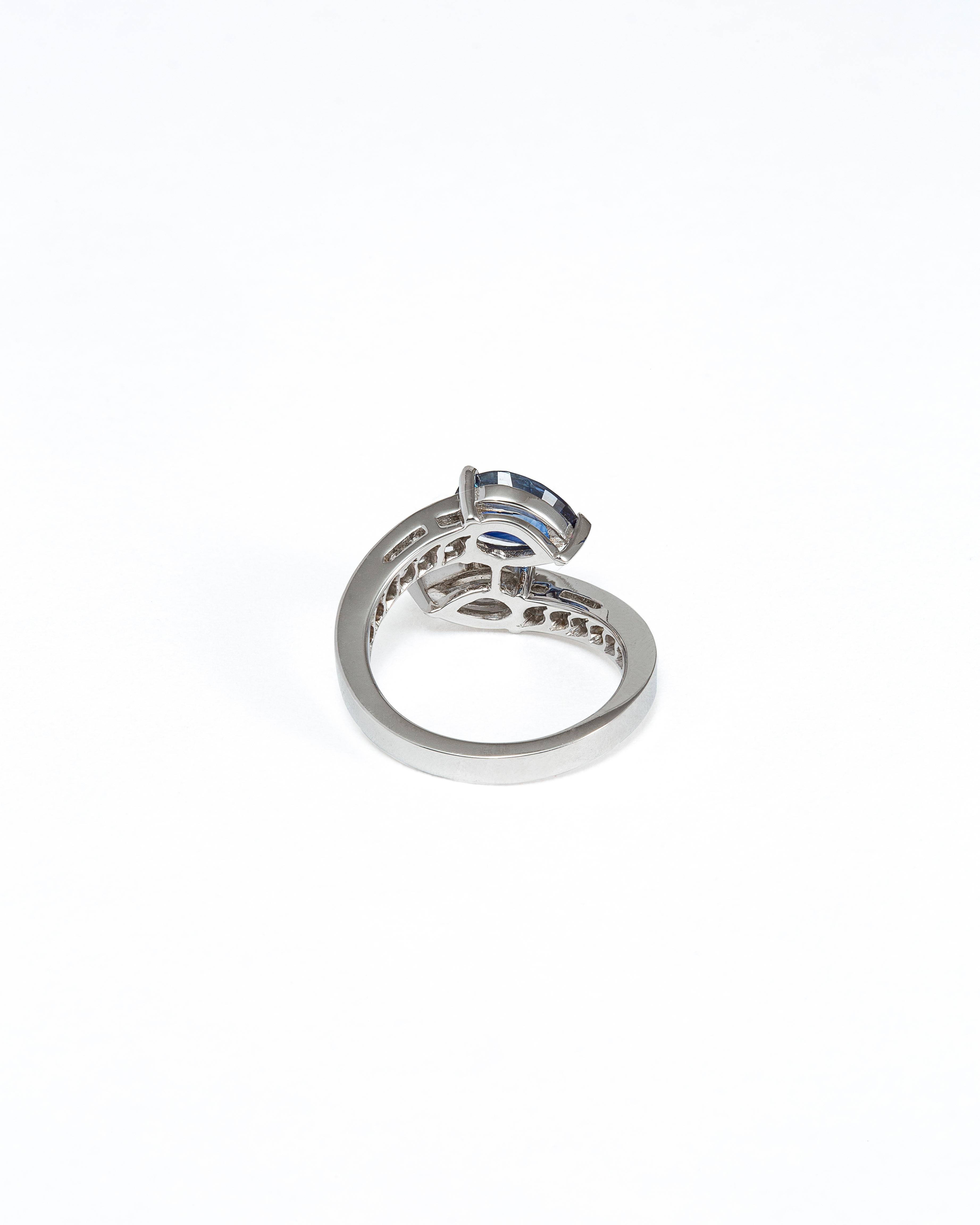 Modern 1.89 Carats Blue Ceylon Sapphire and 1.52 Carats Diamond Toi & Moi Ring For Sale