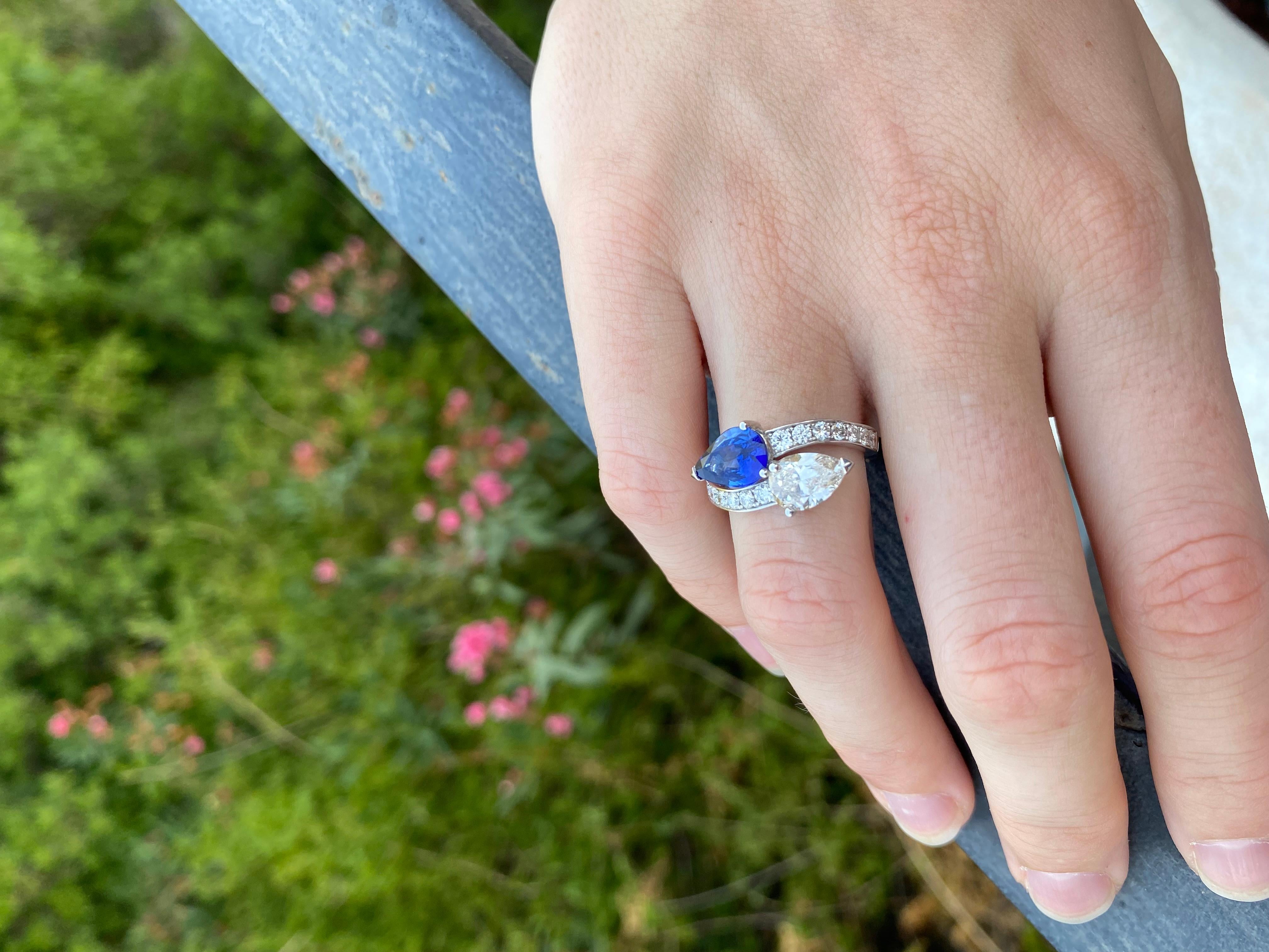 Women's or Men's 1.89 Carats Blue Ceylon Sapphire and 1.52 Carats Diamond Toi & Moi Ring  For Sale