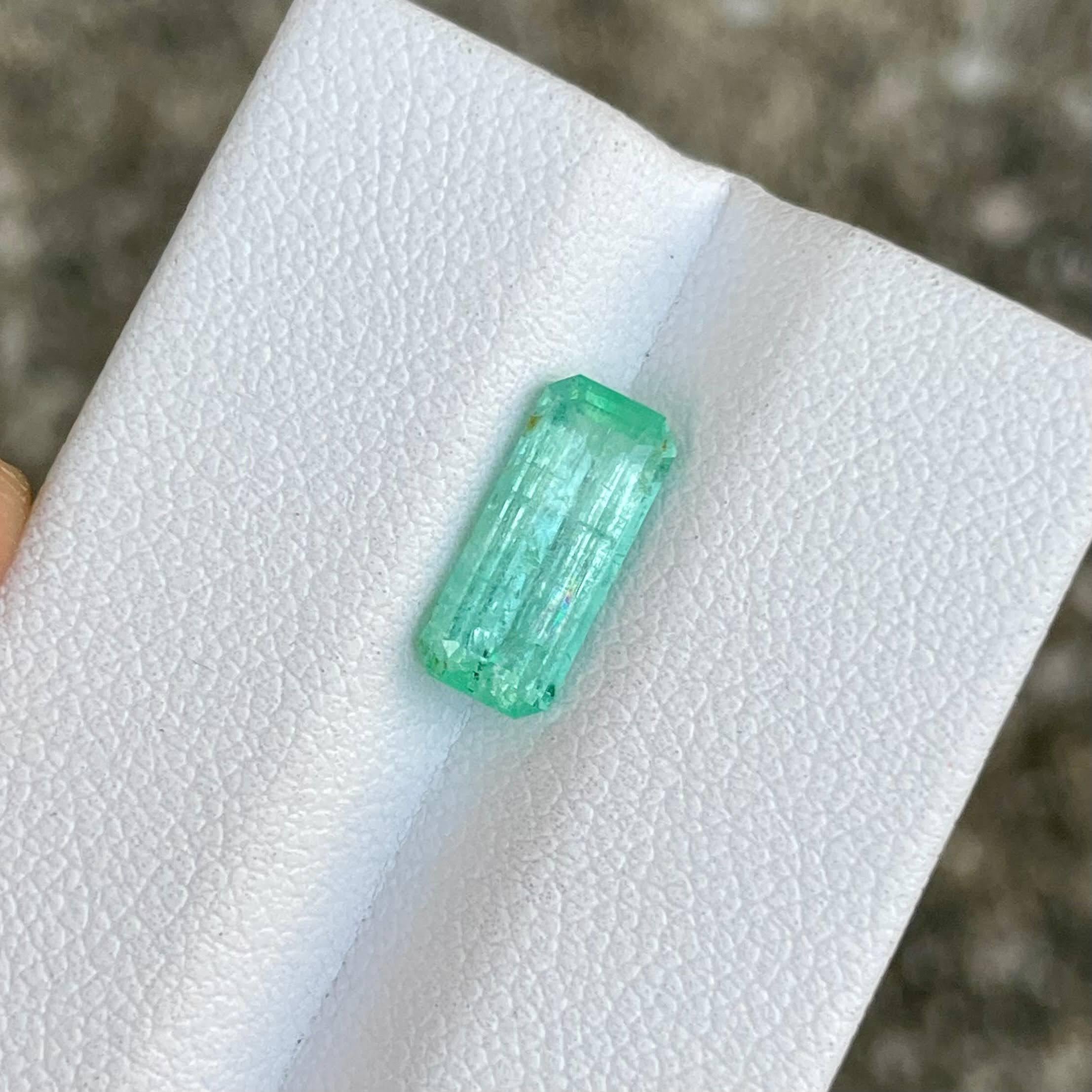 Gewicht 1,89 Karat 
Abmessungen 11,5x5,0x4,0 mm 
Behandlung keine 
Herkunft Punjsher, Afghanistan 
Klarheit VVS 
Form Achteck 
Smaragd schneiden 



Dieser atemberaubende Smaragdstein von 1.89 Karat, der sorgfältig in eine klassische Smaragdform