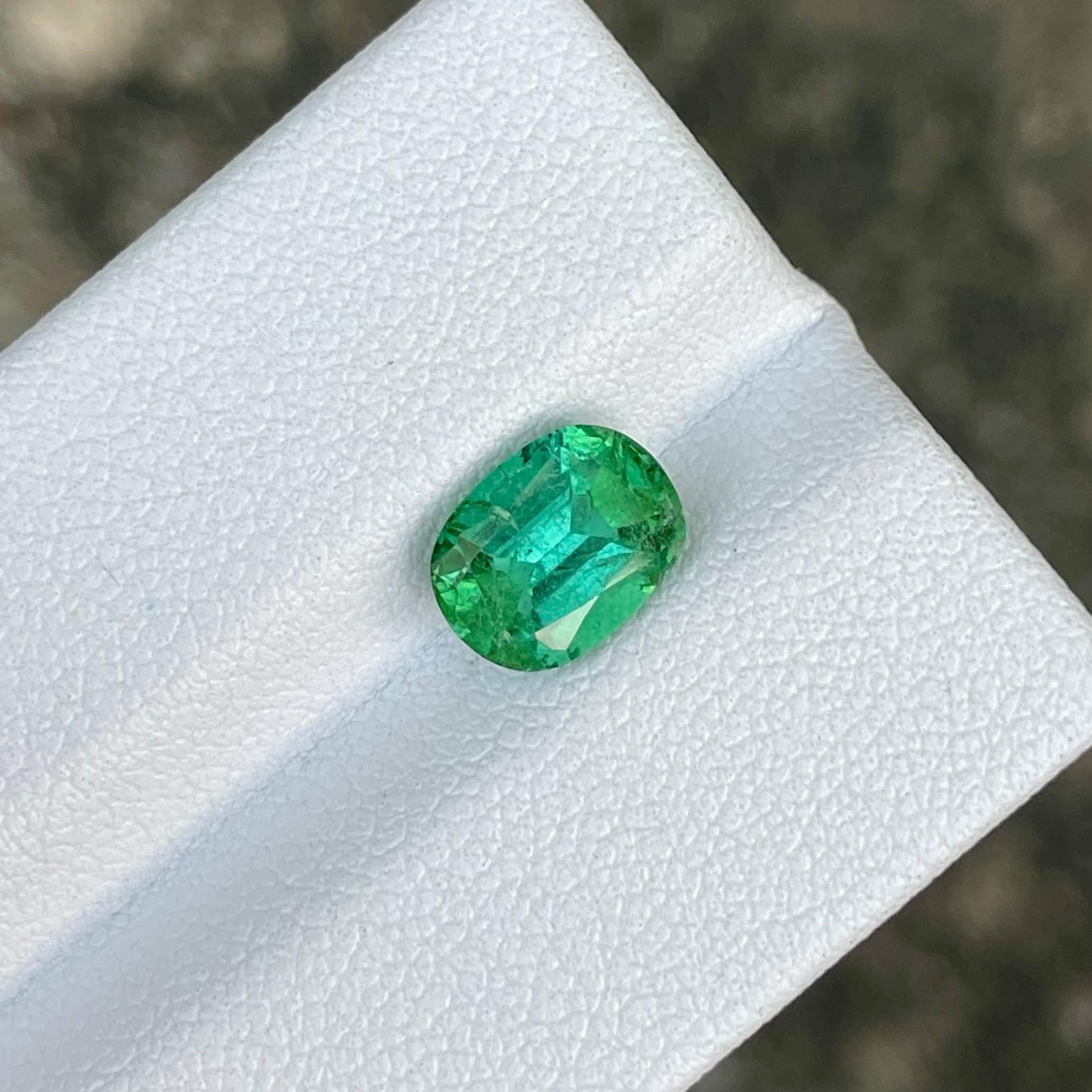 Peso 1,89 quilates 
Dimensiones 8,6x6,5x4,8 mm
Tratamiento ninguno 
Origen Afganistán 
Claridad SI
Cojín de forma 
Cortar cojín de fantasía 



La piedra de turmalina verde menta de 1.89 quilates, tallada meticulosamente en forma de cojín, es un