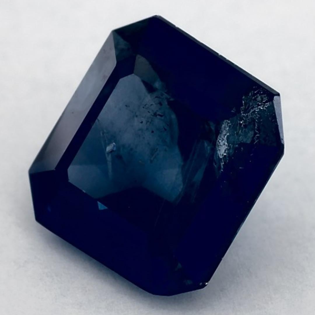 Este zafiro azul natural ofrece elegancia y sofisticación. Con su rica saturación de color y su corte preciso, es la pieza central perfecta para un anillo de compromiso o un diseño de joyería de lujo.

Este zafiro es originario de Sri Lanka