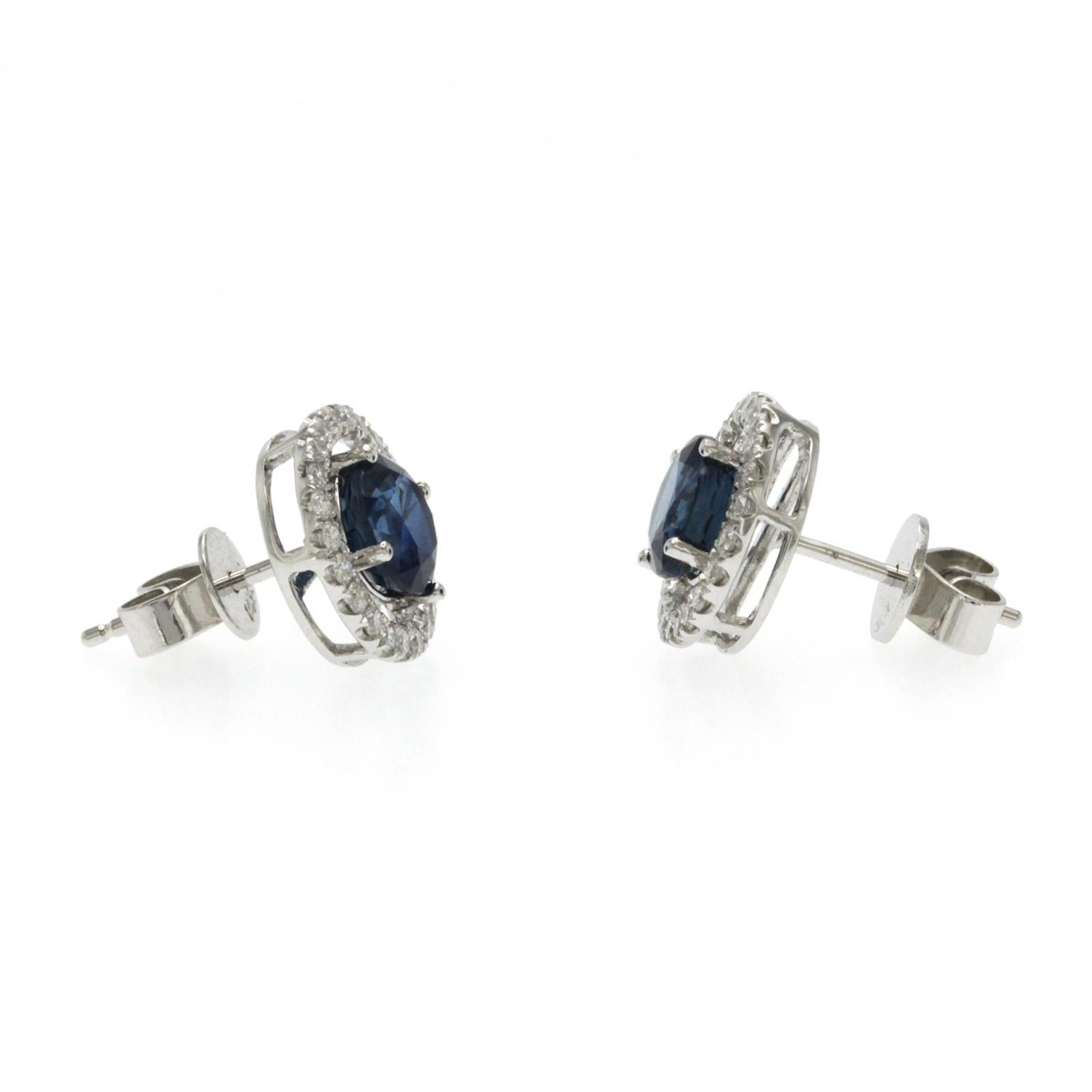 Pendientes de oro blanco de 14 quilates con zafiro azul natural de 1,89 quilates y diamantes de 0,44 quilates Corte redondo en venta