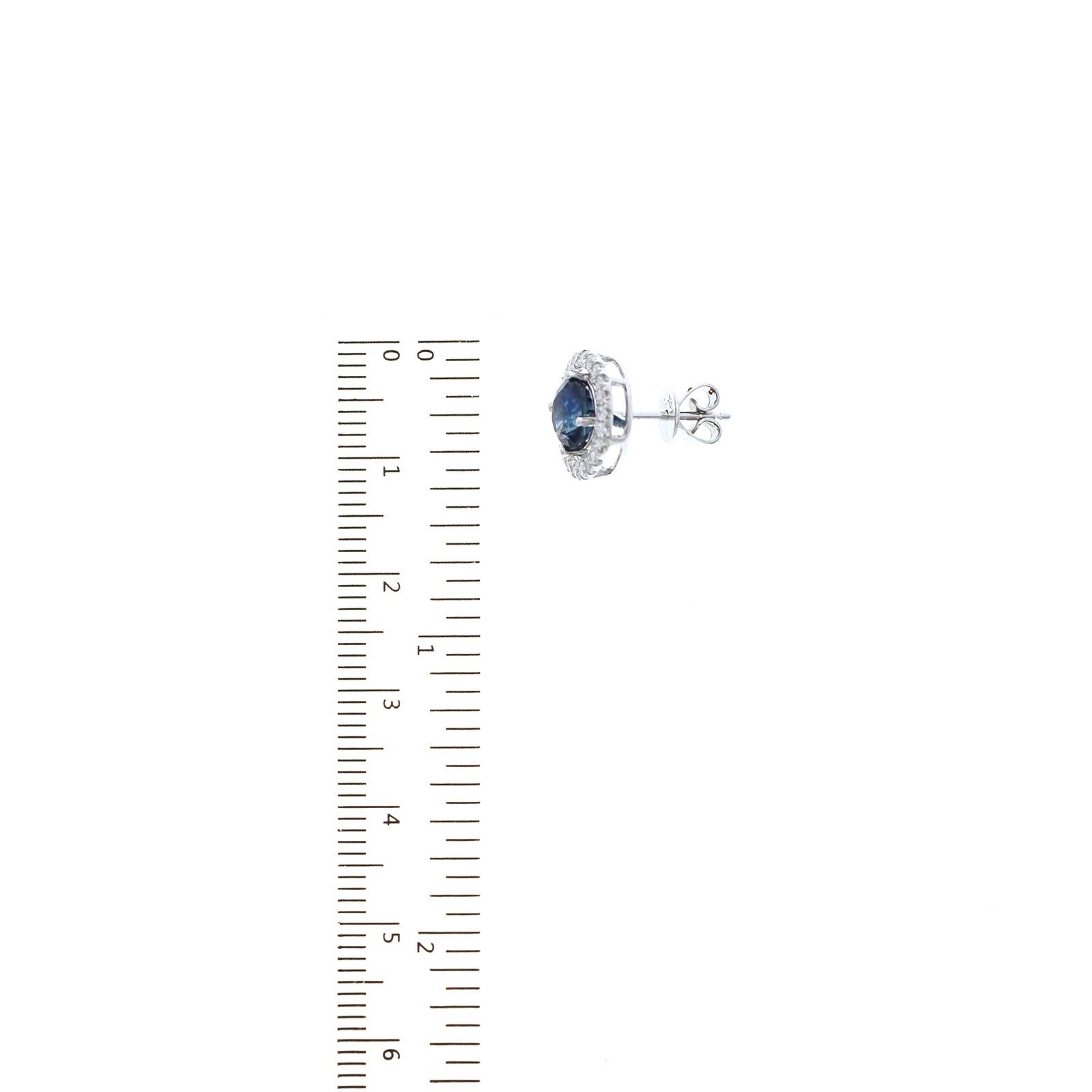Femenino o masculino Pendientes de oro blanco de 14 quilates con zafiro azul natural de 1,89 quilates y diamantes de 0,44 quilates en venta