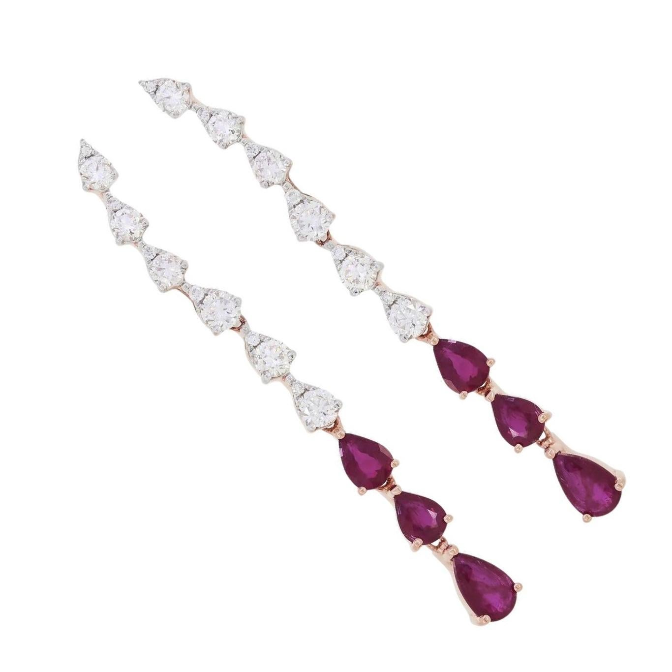 Diese eleganten Tropfenohrringe bestechen durch ihr kaskadenförmiges Design aus schimmernden Diamanten und leuchtenden Rubinen, das sie zu einem atemberaubenden Blickfang macht. Die Ohrringe zeigen eine Reihe birnenförmiger Rubine, die für ihre