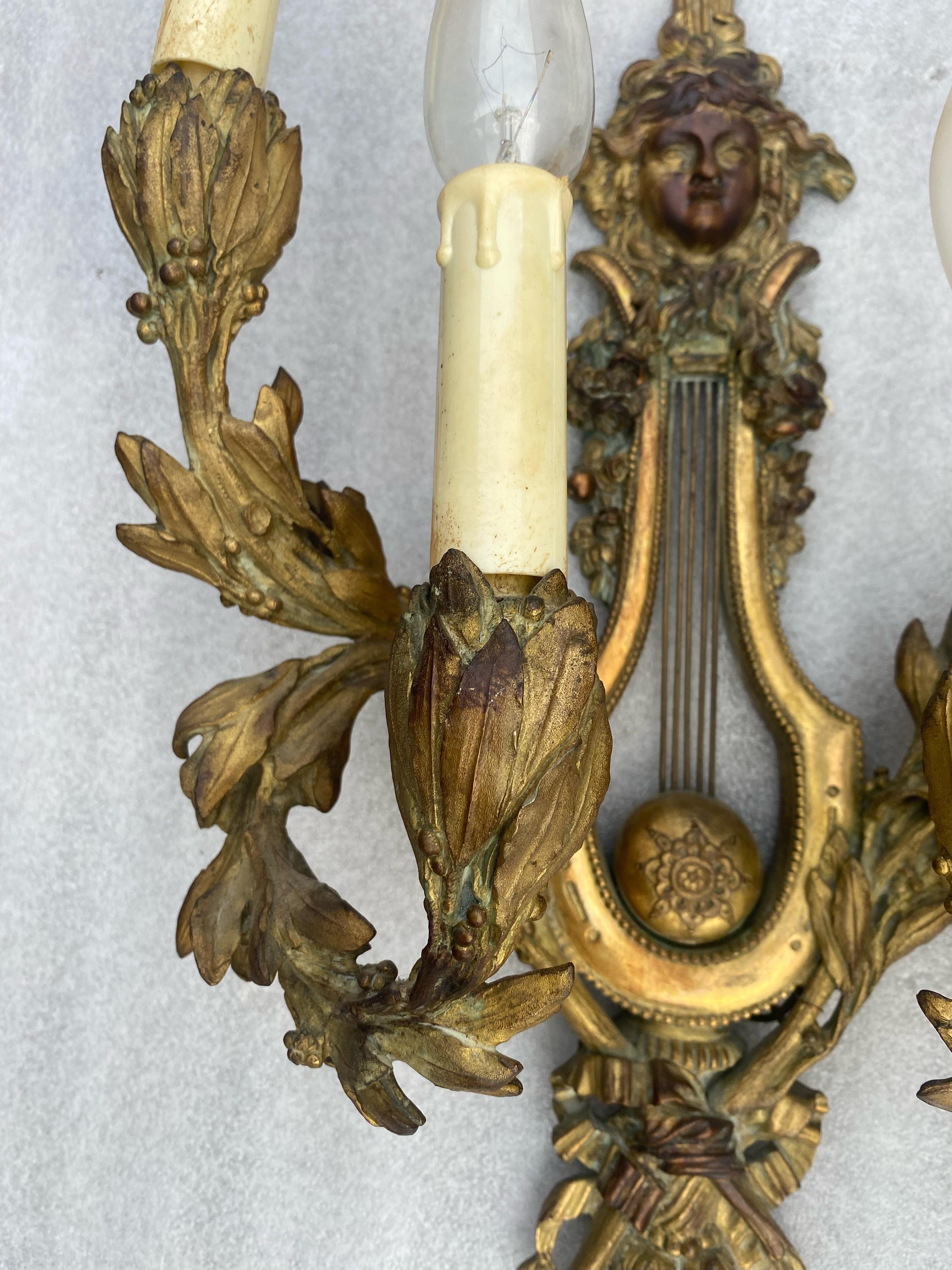 1890/1900′ Vier vergoldete Bronzeleuchten im Louis-XVI-Stil nach Gouthiere im Angebot 3