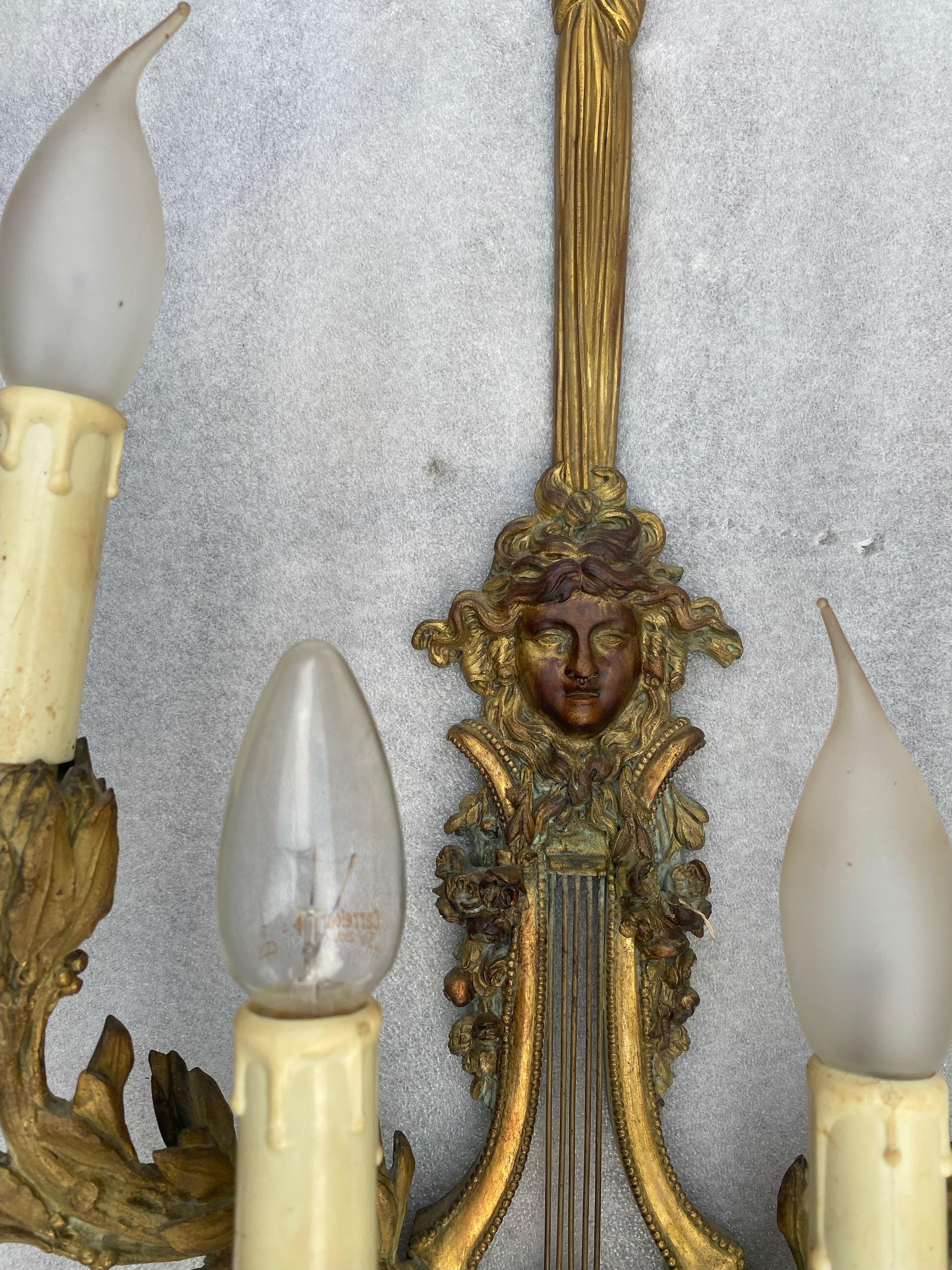 1890/1900′ Paire de lampes à quatre bras de lumière en bronze doré de style Louis XVI d'après Gouthiere en vente 4