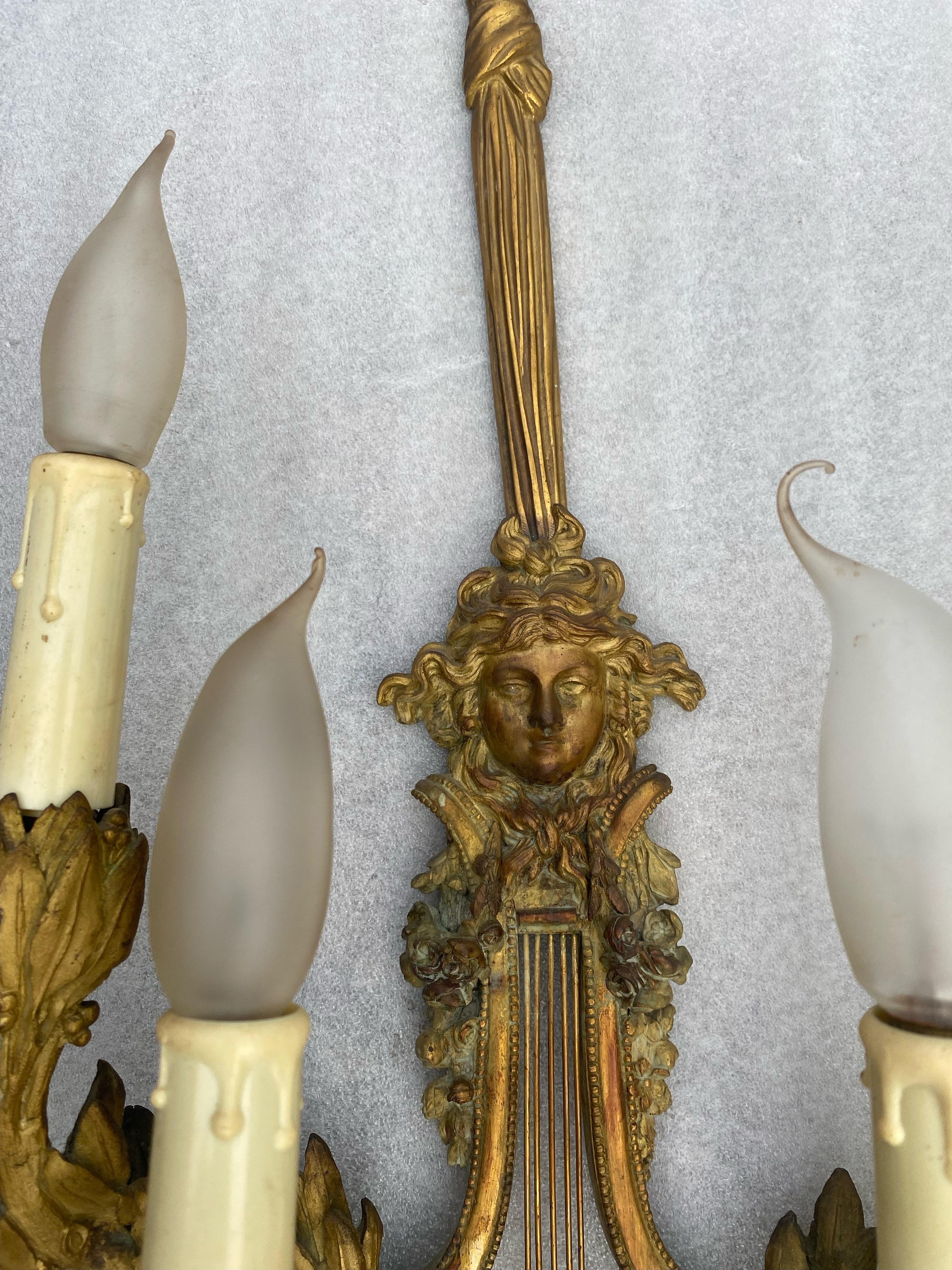 1890/1900′ Paire de lampes à quatre bras de lumière en bronze doré de style Louis XVI d'après Gouthiere en vente 5
