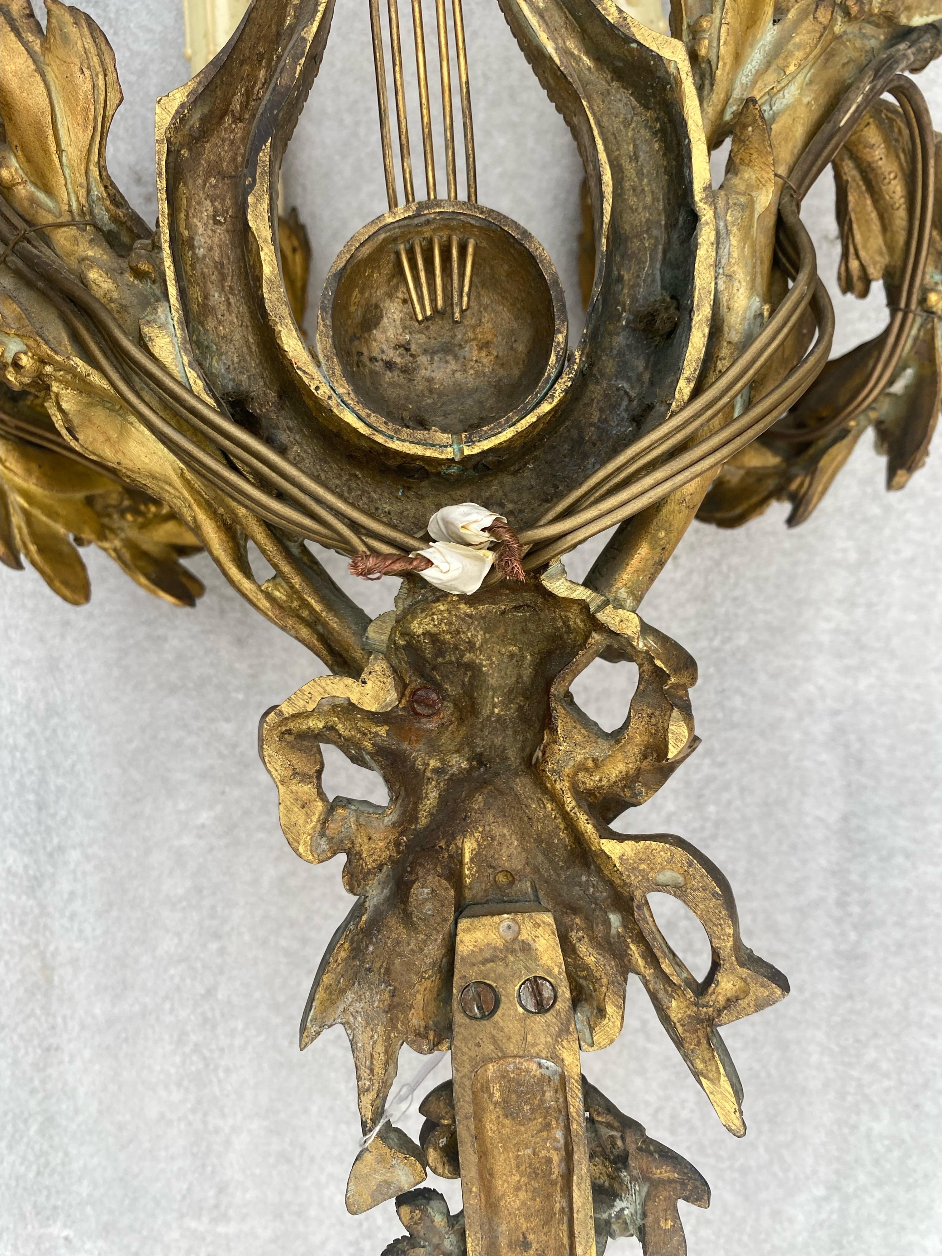 1890/1900′ Paire de lampes à quatre bras de lumière en bronze doré de style Louis XVI d'après Gouthiere en vente 6