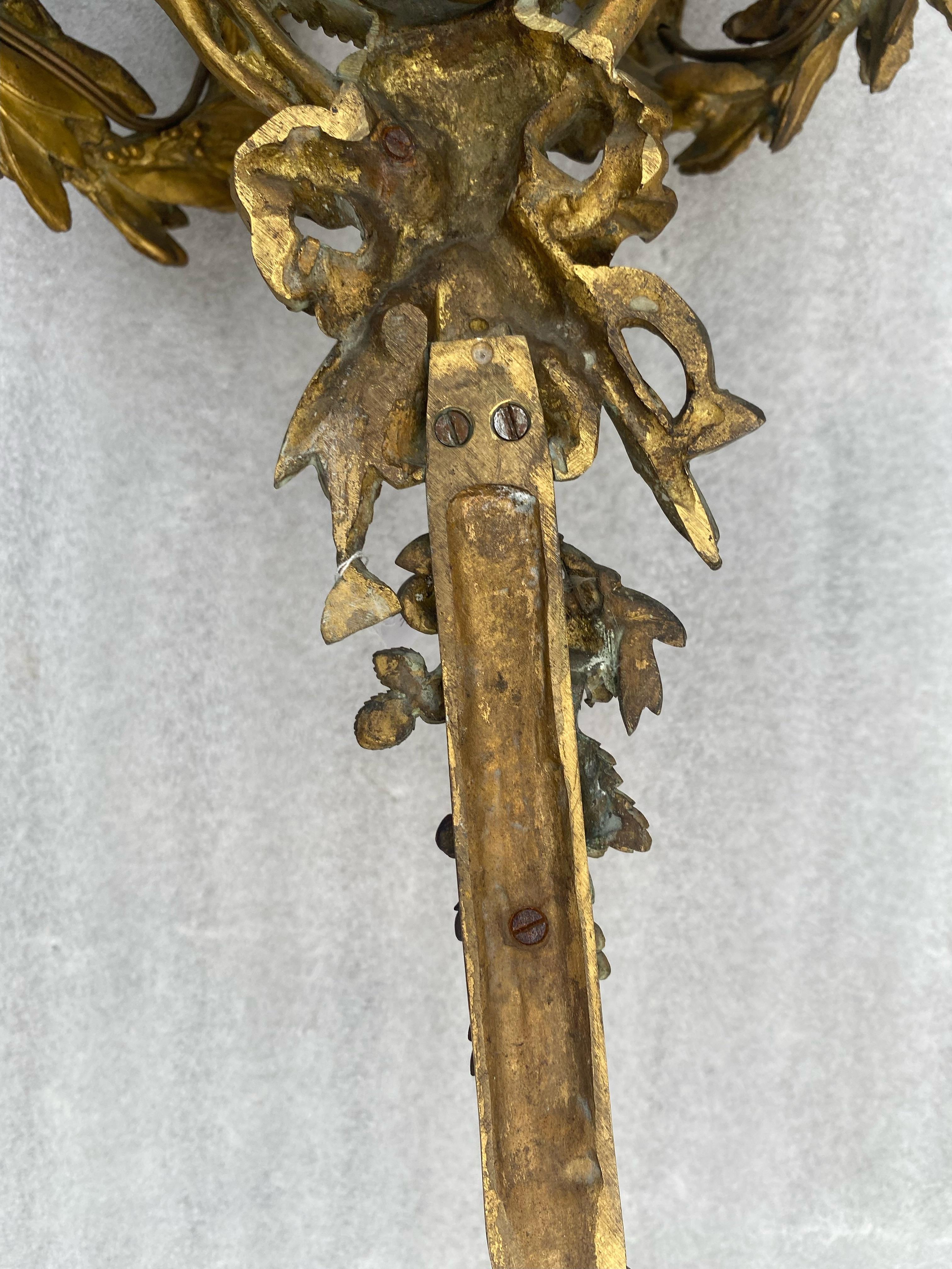 1890/1900′ Vier vergoldete Bronzeleuchten im Louis-XVI-Stil nach Gouthiere im Angebot 7