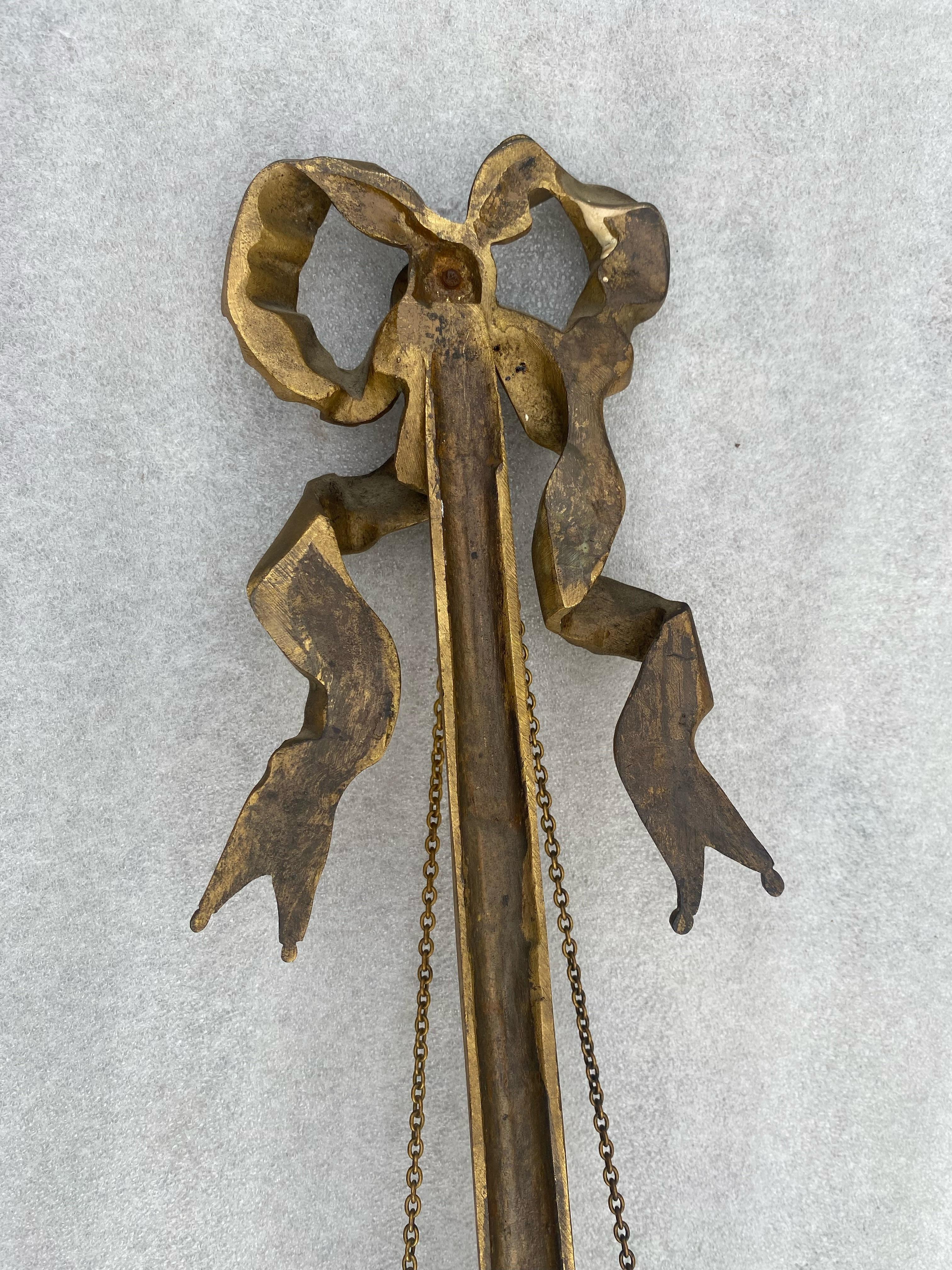 1890/1900′ Paire de lampes à quatre bras de lumière en bronze doré de style Louis XVI d'après Gouthiere en vente 9