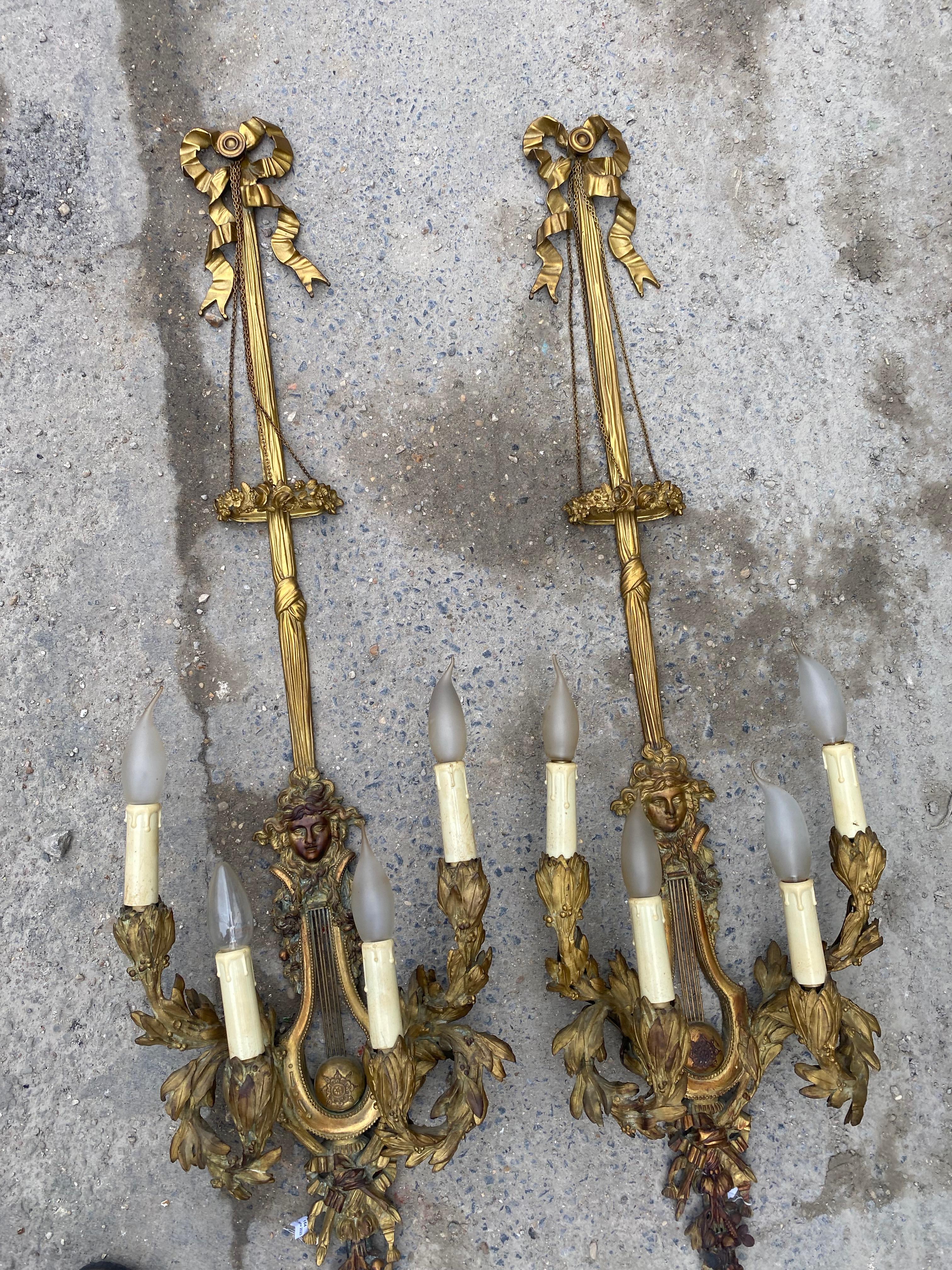 Français 1890/1900′ Paire de lampes à quatre bras de lumière en bronze doré de style Louis XVI d'après Gouthiere en vente