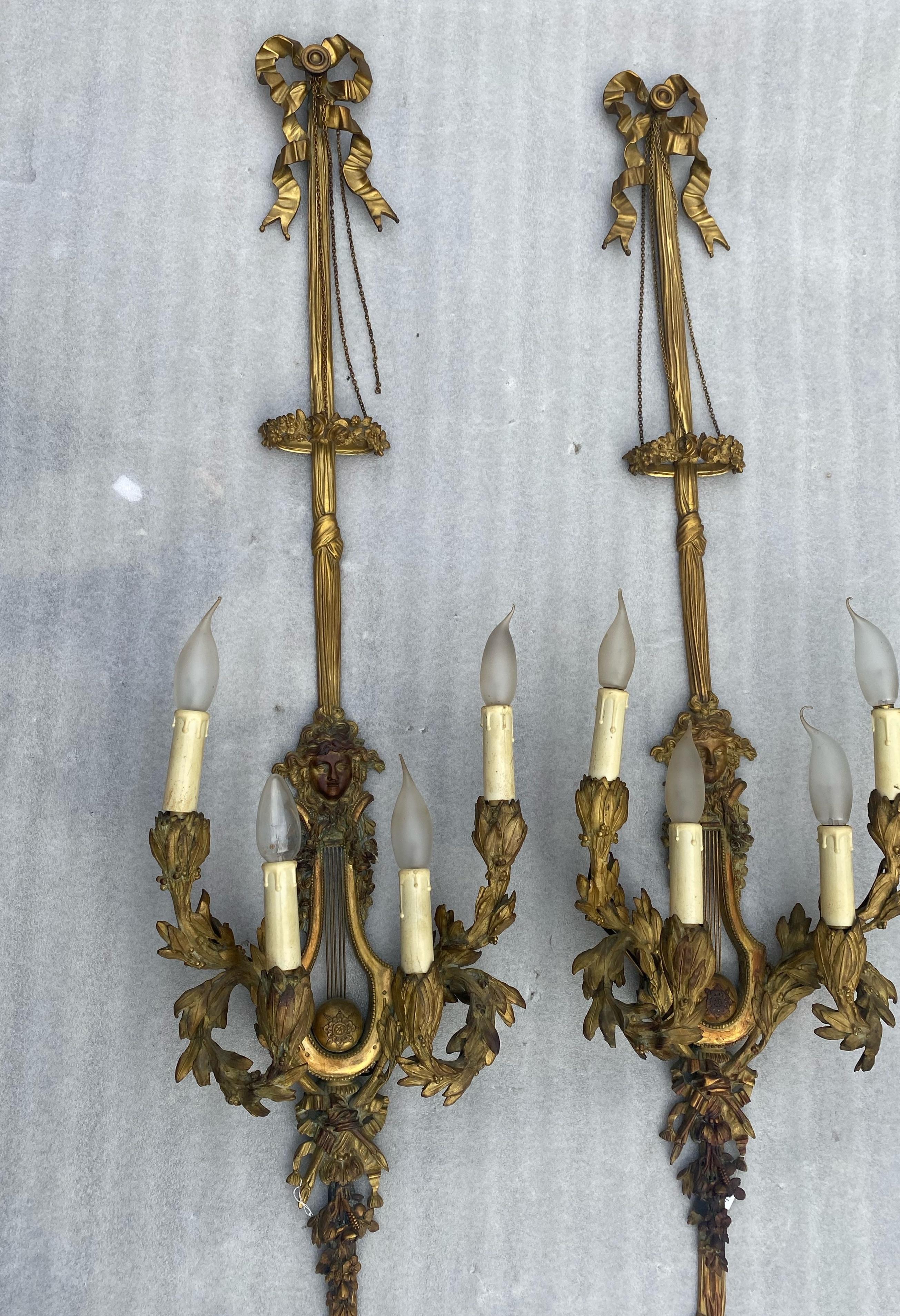 Fin du XIXe siècle 1890/1900′ Paire de lampes à quatre bras de lumière en bronze doré de style Louis XVI d'après Gouthiere en vente