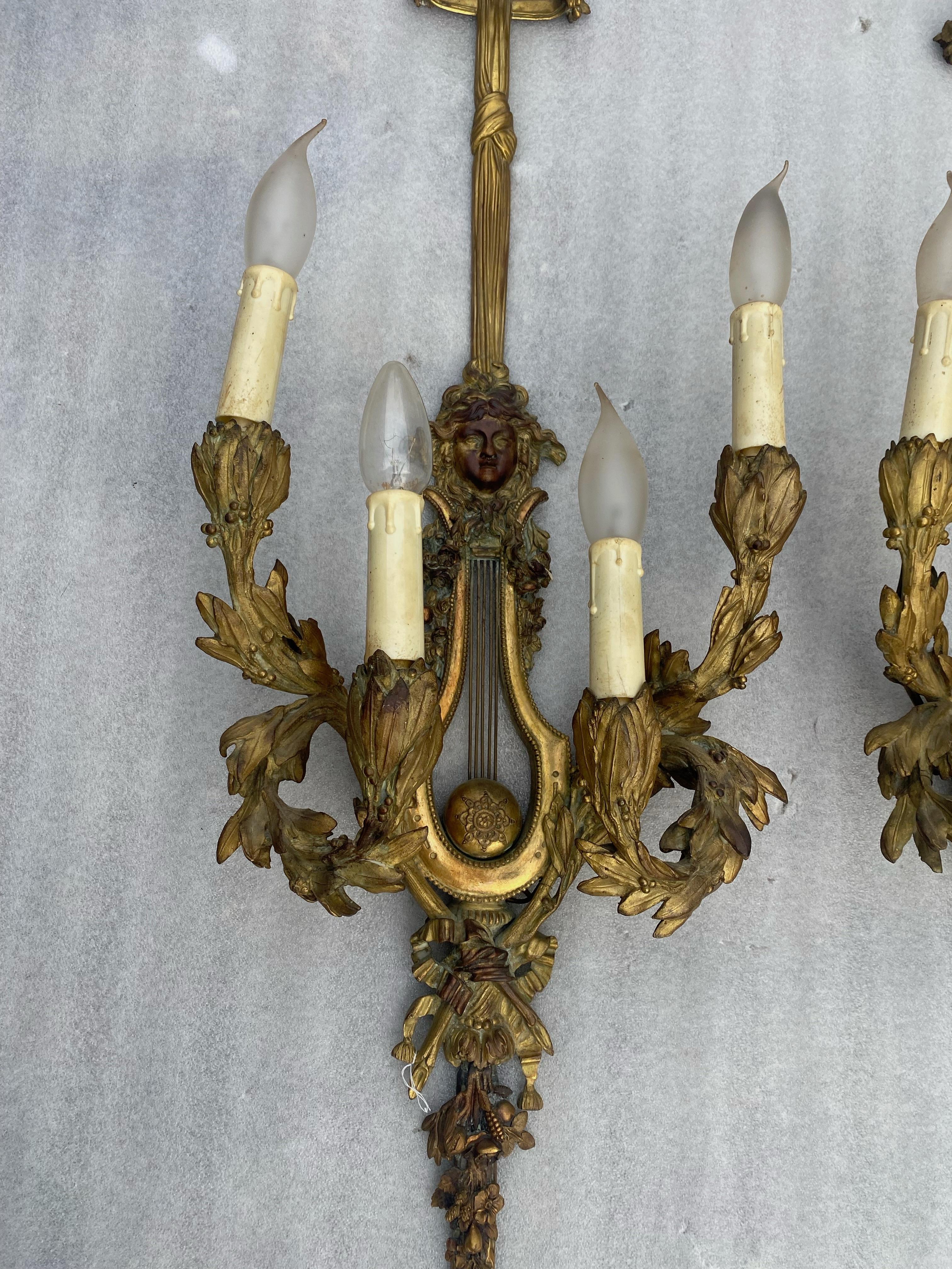 Bronze 1890/1900′ Paire de lampes à quatre bras de lumière en bronze doré de style Louis XVI d'après Gouthiere en vente