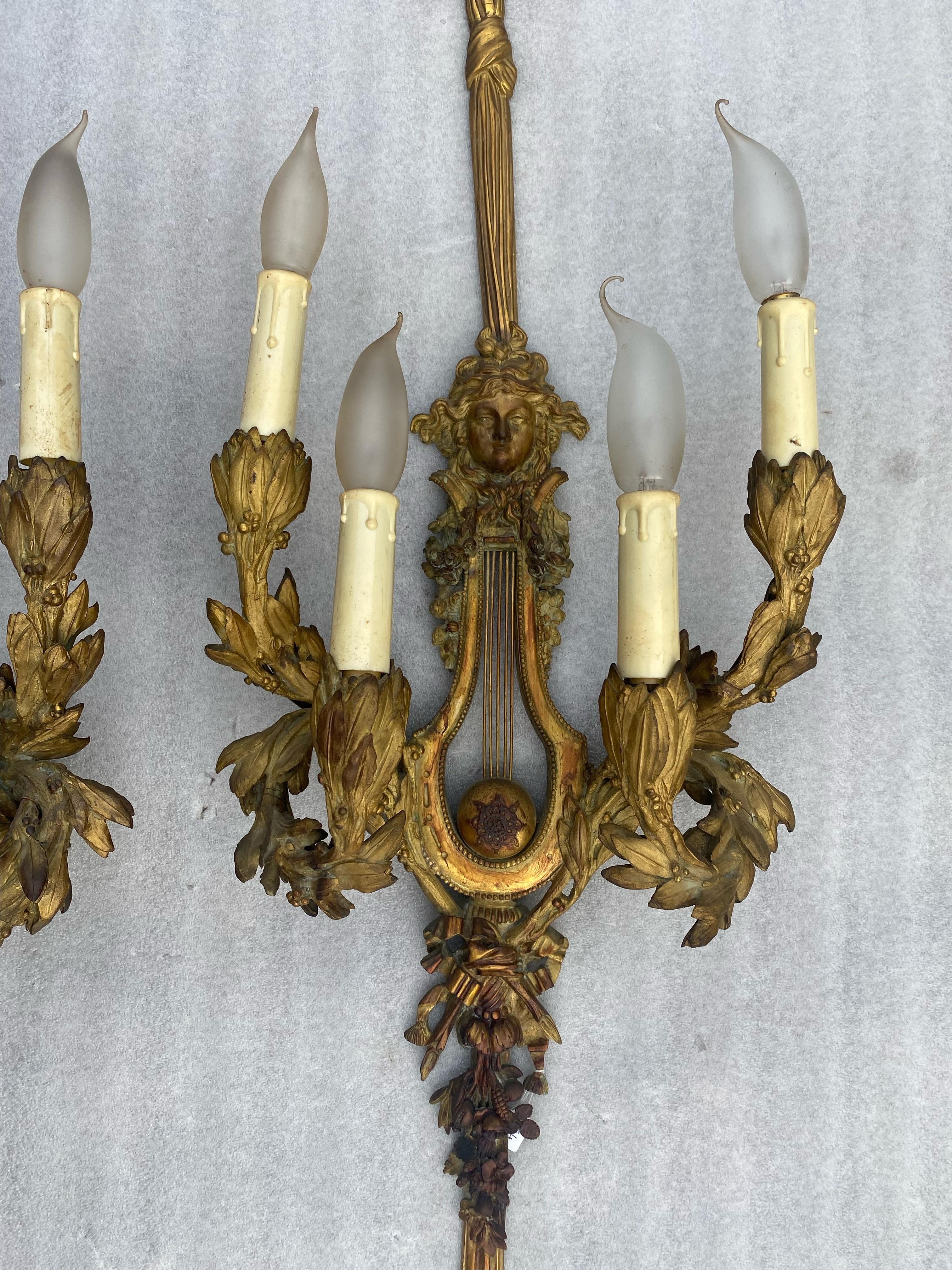 1890/1900′ Paire de lampes à quatre bras de lumière en bronze doré de style Louis XVI d'après Gouthiere en vente 1