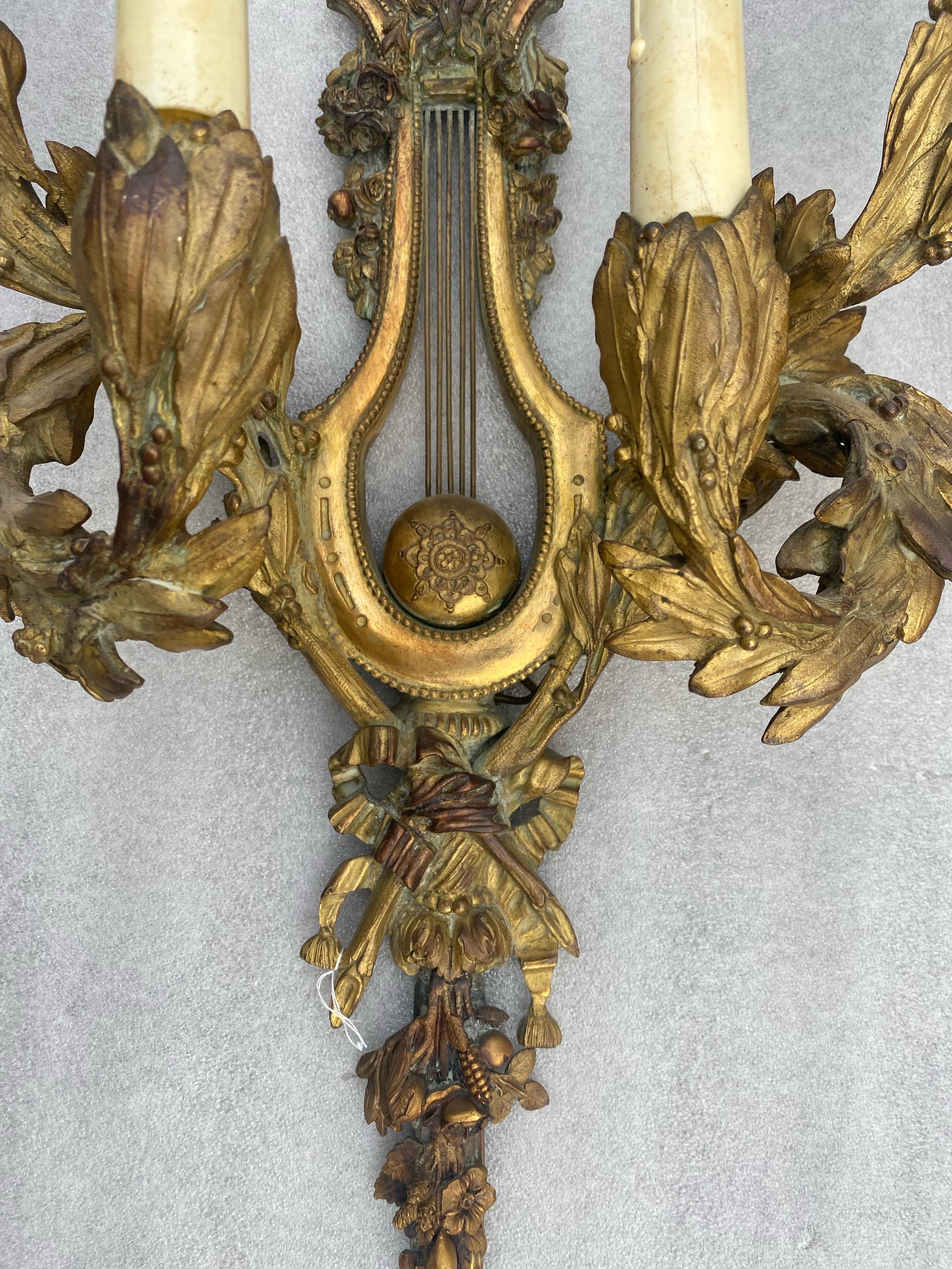 1890/1900′ Vier vergoldete Bronzeleuchten im Louis-XVI-Stil nach Gouthiere im Angebot 2