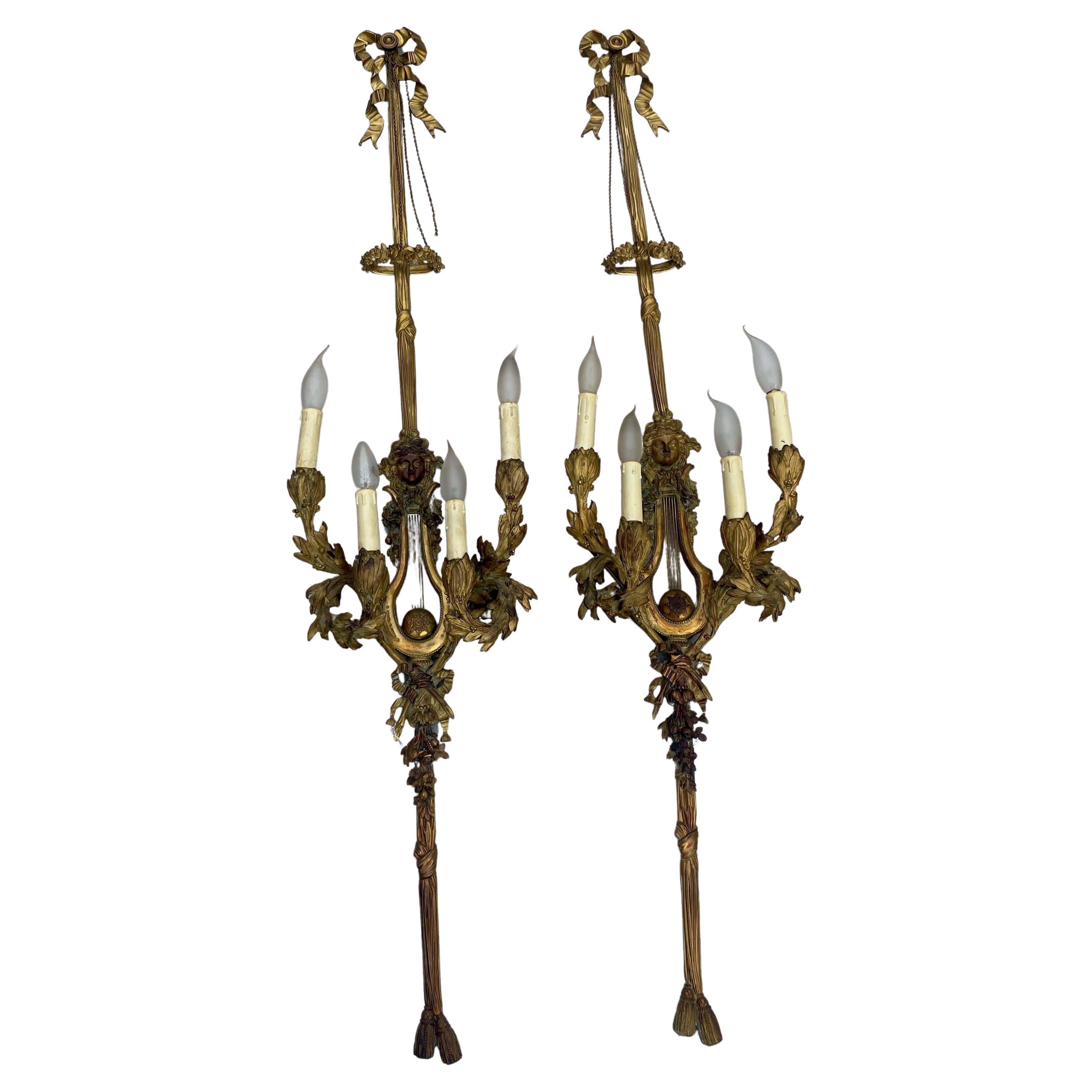 1890/1900′ Paire de lampes à quatre bras de lumière en bronze doré de style Louis XVI d'après Gouthiere