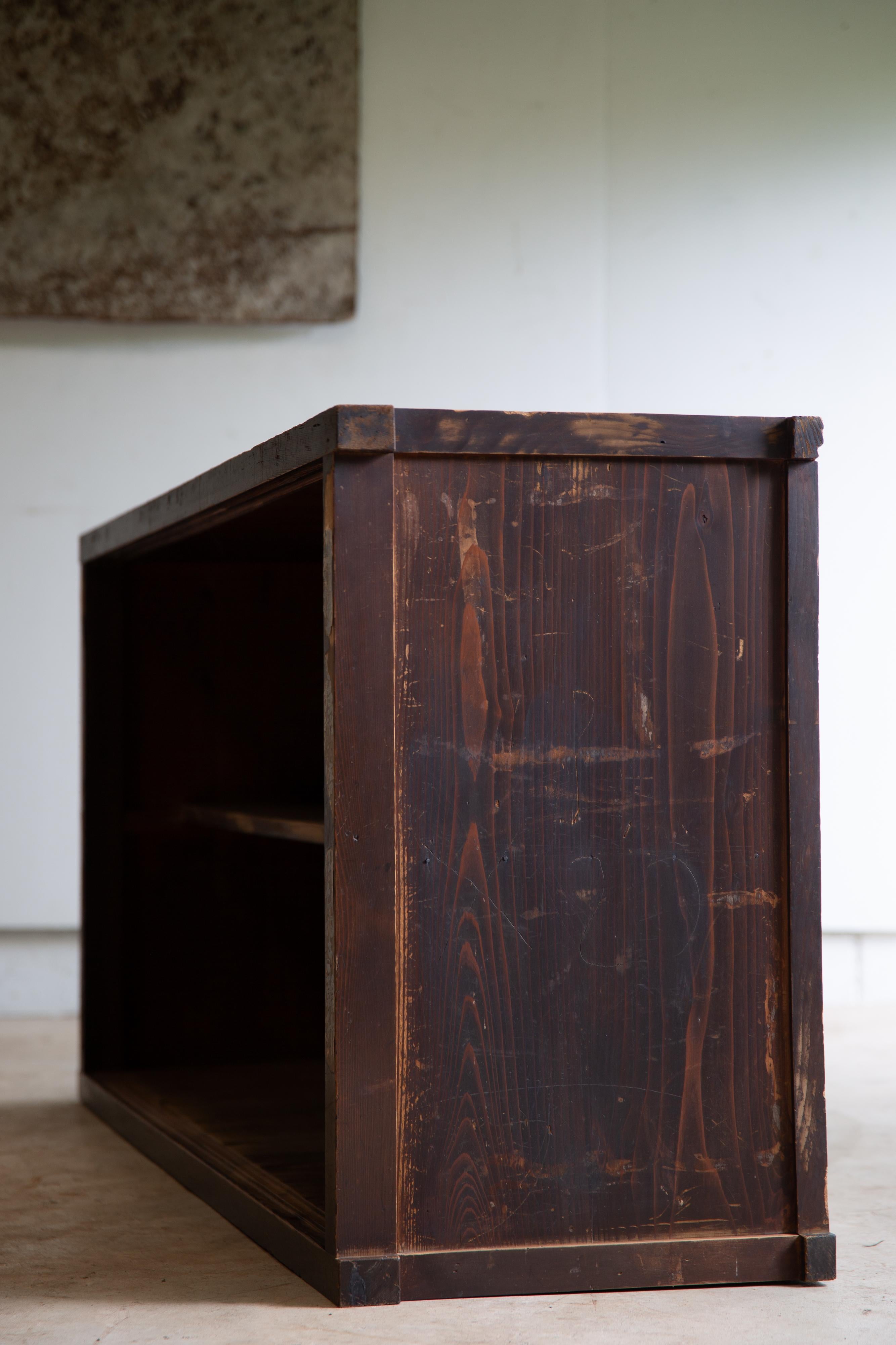 1890-1930er Jahre Japanische antike große Mizuya tansu Truhe, wabi sabi Regal, primitiv im Angebot 3