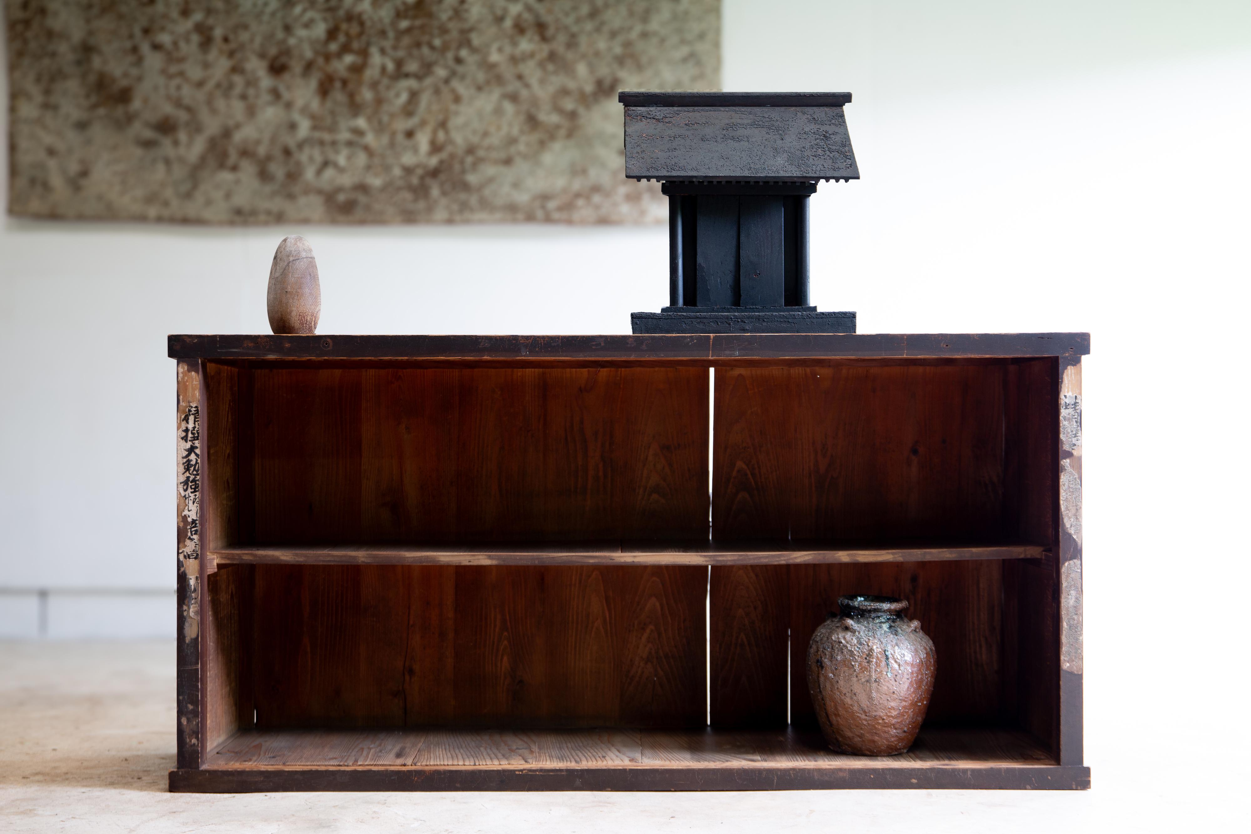 Japanische antike Mizuya Tansu Truhe / Beistelltisch, aus Kanto Gebiet, Japan.

Hergestellt aus hochwertigem, rötlichem Sugi-Zedernholz, das um 1900 bis 1930 (späte Meiji- bis frühe Showa-Periode) hergestellt wurde.
Die strukturellen Teile sind aus