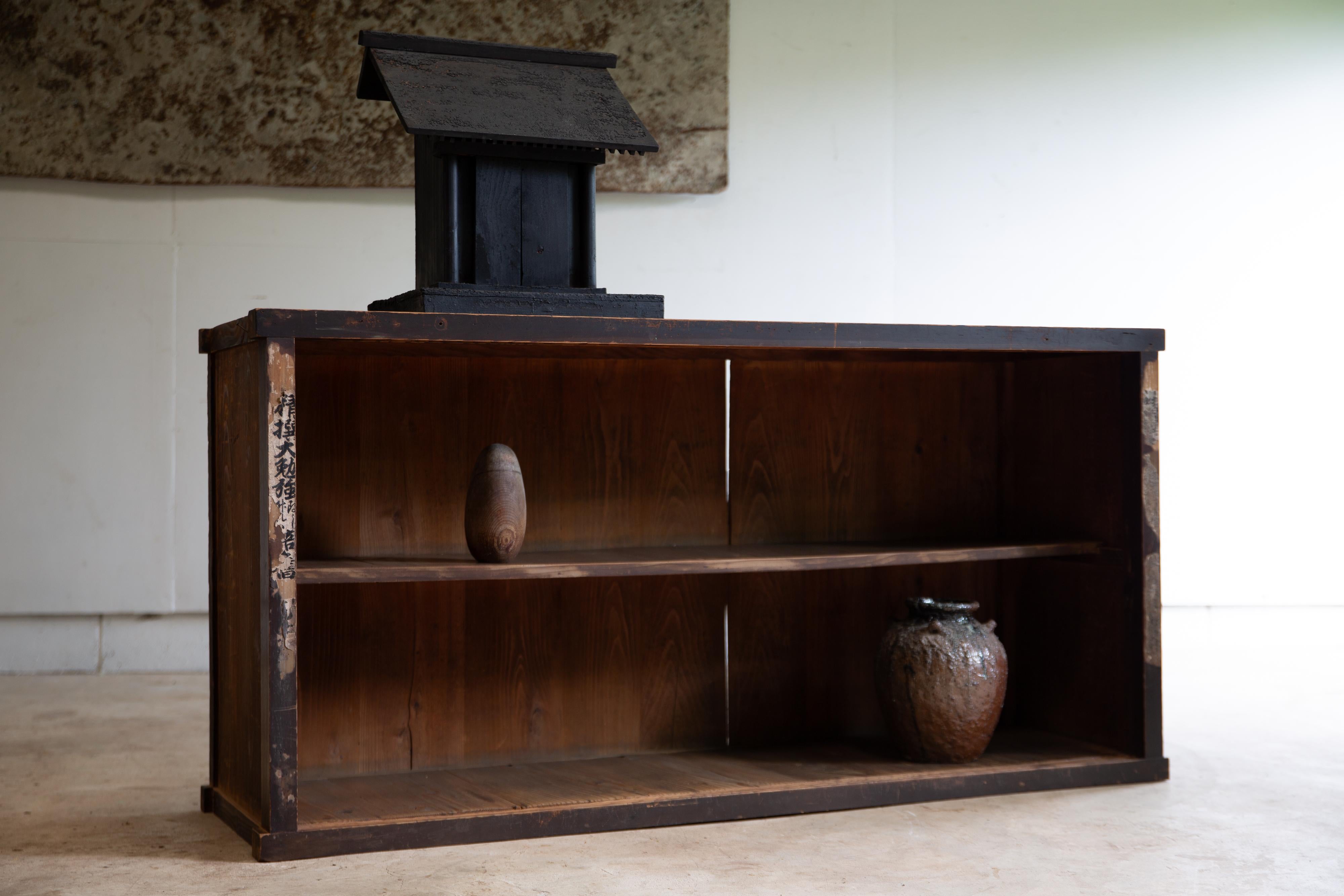 1890-1930er Jahre Japanische antike große Mizuya tansu Truhe, wabi sabi Regal, primitiv im Zustand „Gut“ im Angebot in 常陸大宮市, JP