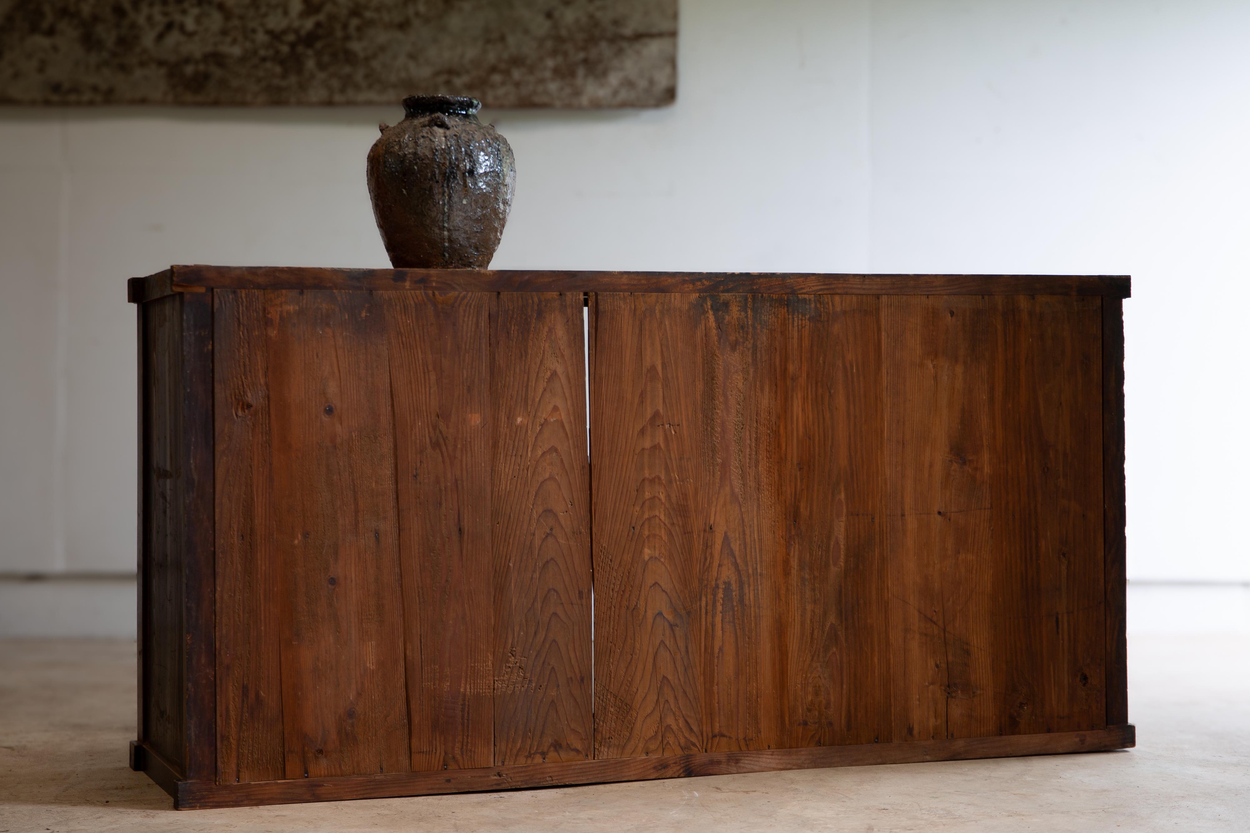 1890-1930er Jahre Japanische antike große Mizuya tansu Truhe, wabi sabi Regal, primitiv (Holz) im Angebot