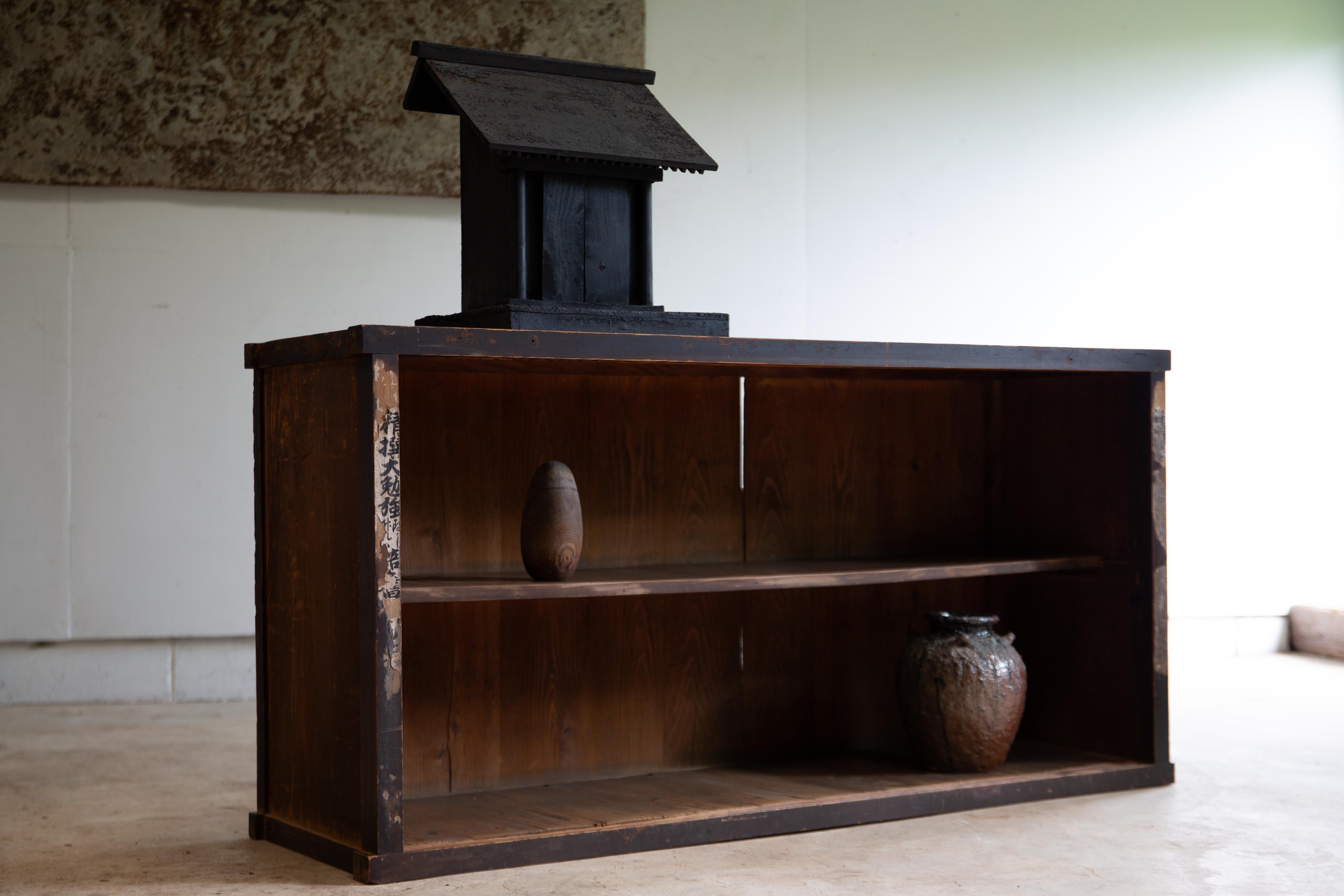 1890-1930er Jahre Japanische antike große Mizuya tansu Truhe, wabi sabi Regal, primitiv im Angebot 1