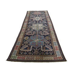 Tapis de couloir caucasien Akstafa ancien bleu nuit et paons, 1890