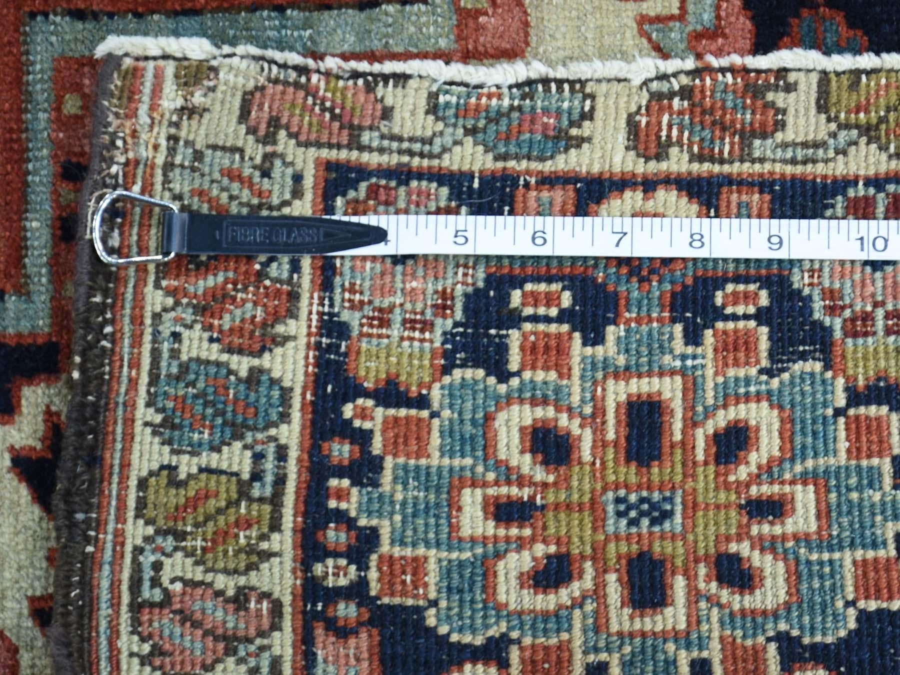 1890 Antigua Alfombra Persa Serapi Anudada a Mano Medallón Óxido/Azul Marino en venta 5