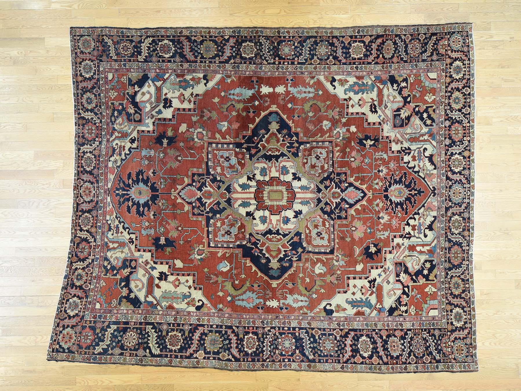 1890 Antigua Alfombra Persa Serapi Anudada a Mano Medallón Óxido/Azul Marino en venta 6