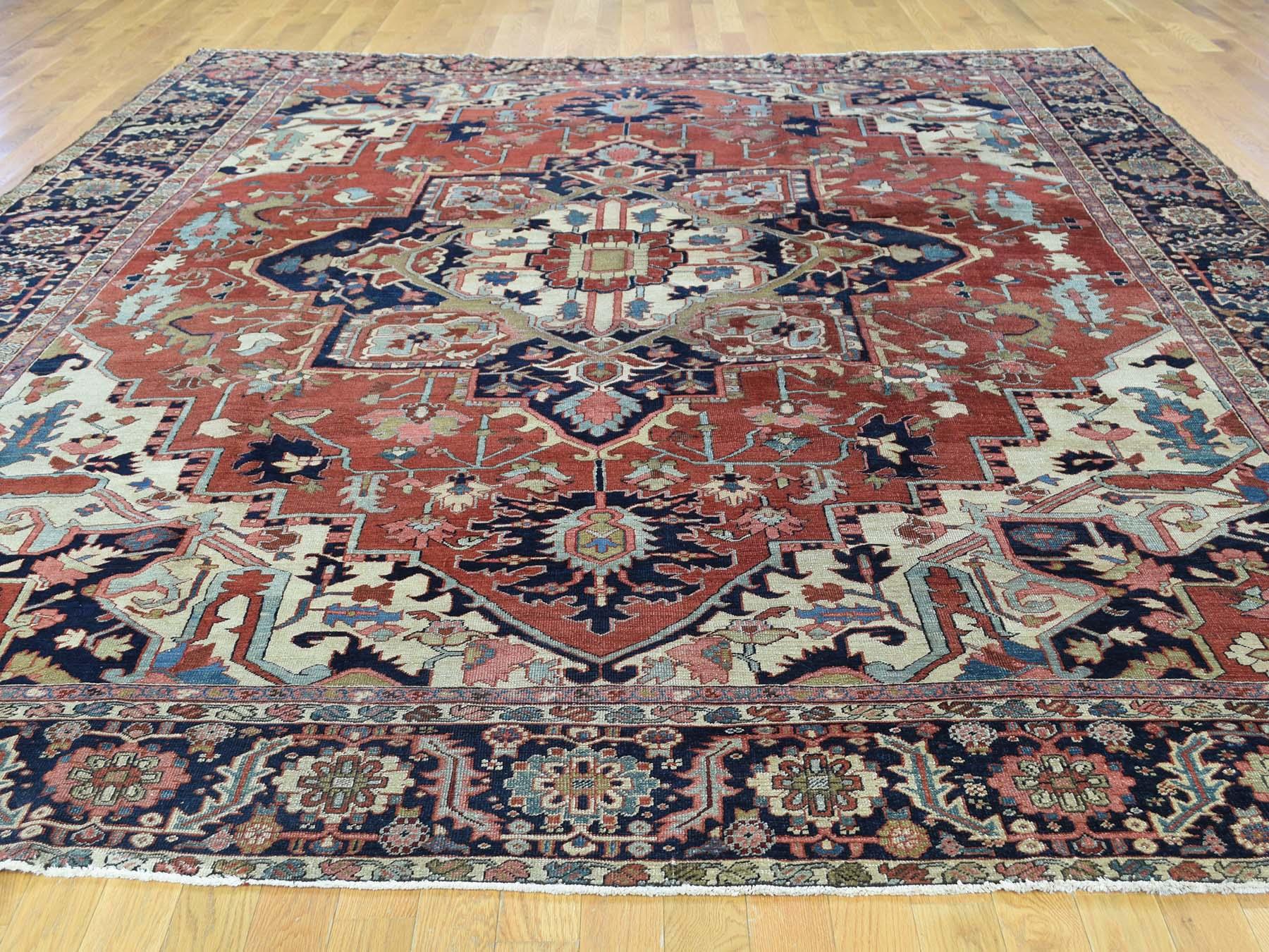 1890 Antigua Alfombra Persa Serapi Anudada a Mano Medallón Óxido/Azul Marino en venta 7