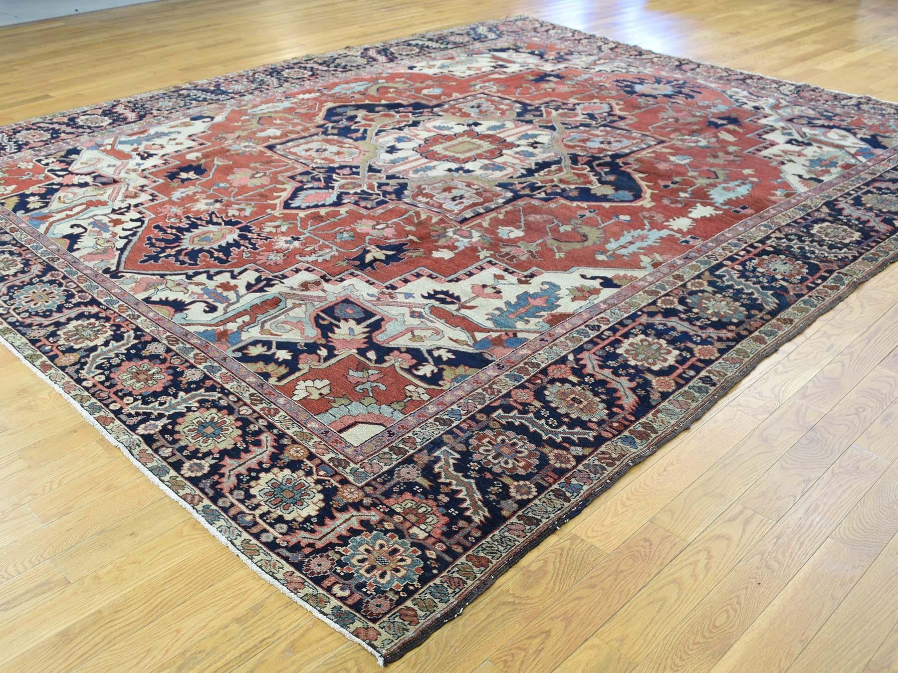 Il s'agit d'un véritable tapis oriental noué à la main. Il ne s'agit pas d'un tapis touffeté à la main ou fabriqué à la machine. L'ensemble de notre inventaire est composé de tapis noués ou tissés à la main.

Remodeler votre maison avec ce superbe