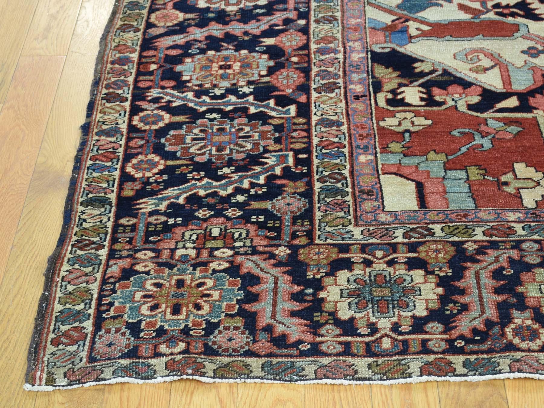 1890 Antigua Alfombra Persa Serapi Anudada a Mano Medallón Óxido/Azul Marino en Bueno estado para la venta en Carlstadt, NJ