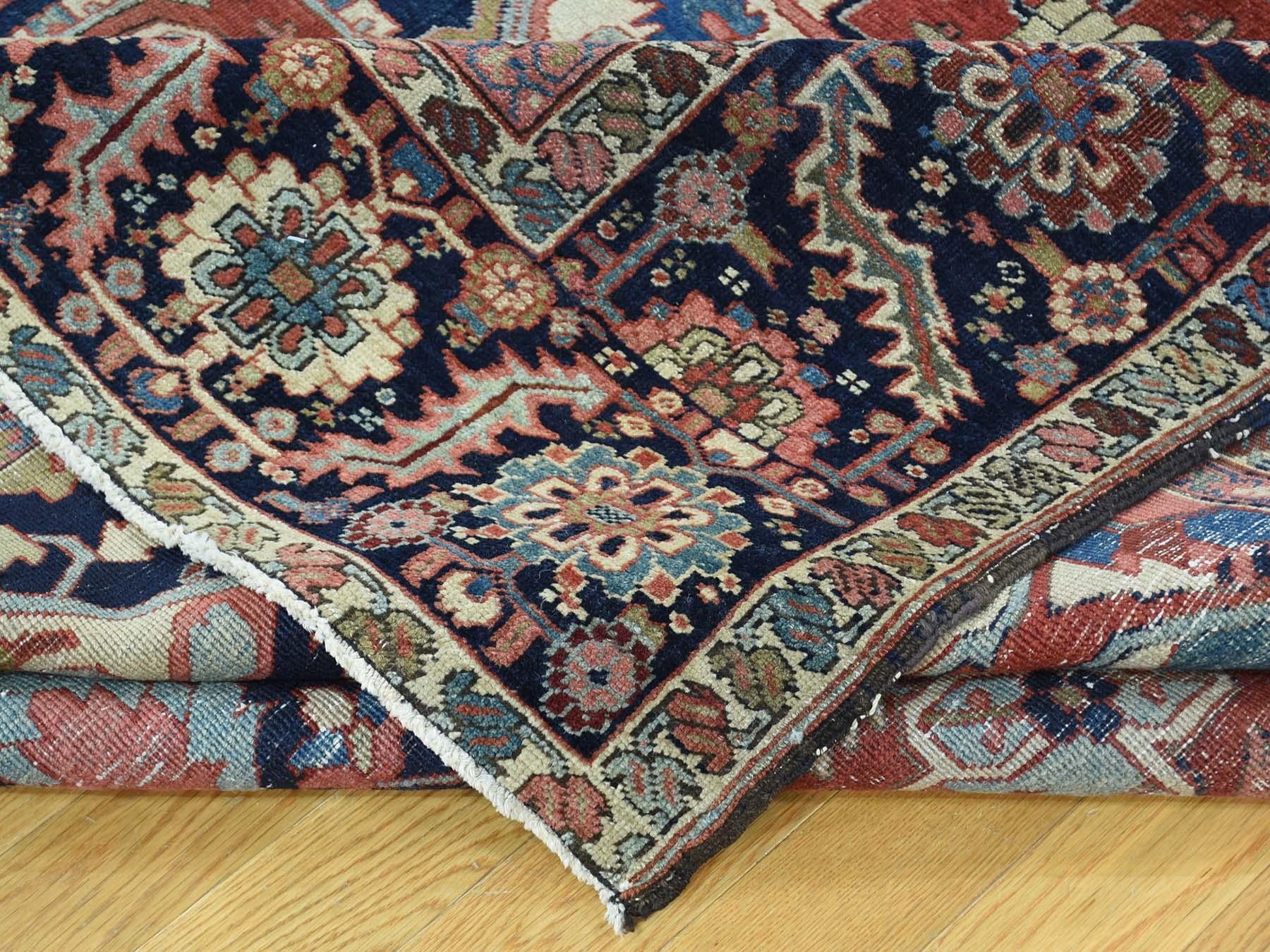 1890 Antigua Alfombra Persa Serapi Anudada a Mano Medallón Óxido/Azul Marino Lana en venta