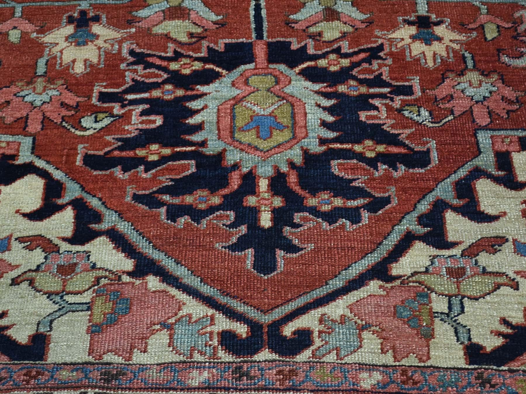 1890 Antigua Alfombra Persa Serapi Anudada a Mano Medallón Óxido/Azul Marino en venta 1