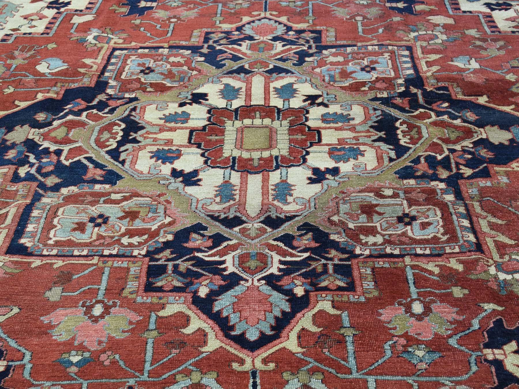 1890 Antigua Alfombra Persa Serapi Anudada a Mano Medallón Óxido/Azul Marino en venta 2