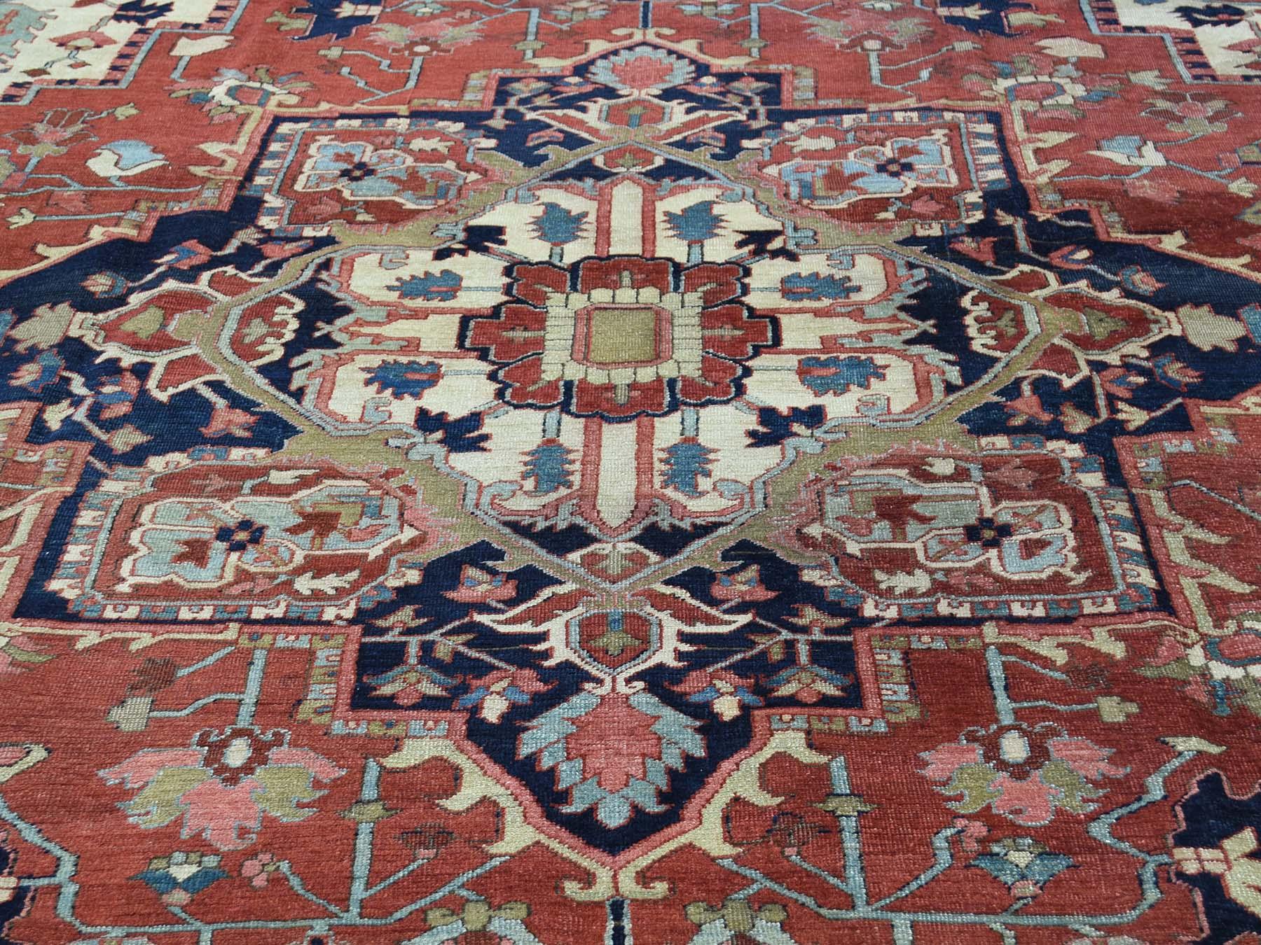 Tapis persan Serapi ancien noué à la main, médaillon rouille/marin, 1890 en vente 1