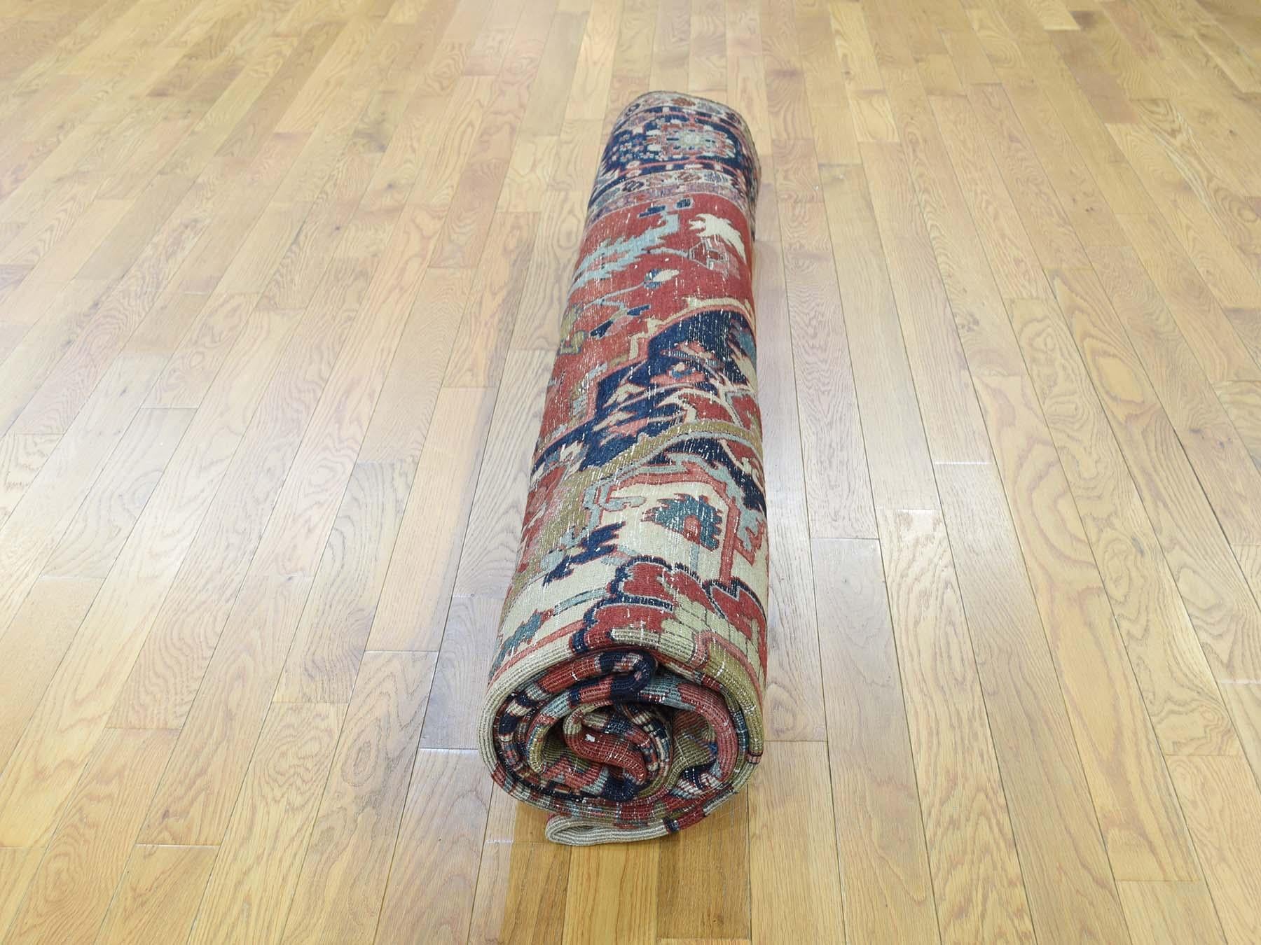 1890 Antigua Alfombra Persa Serapi Anudada a Mano Medallón Óxido/Azul Marino en venta 3