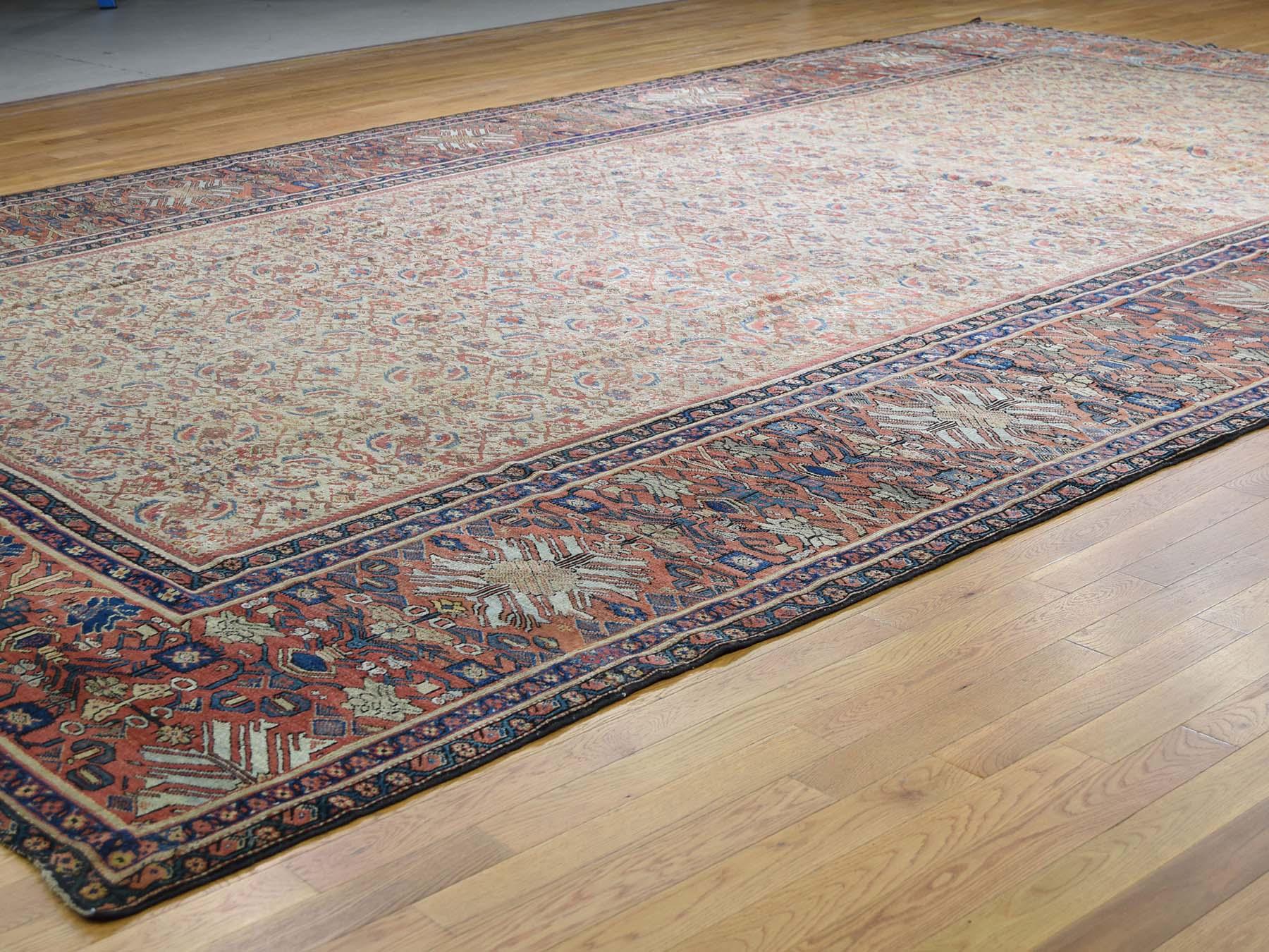 Rustique Tapis persan ancien Mahal à motif de poissons, champ de camel, large bordure, 1890 en vente
