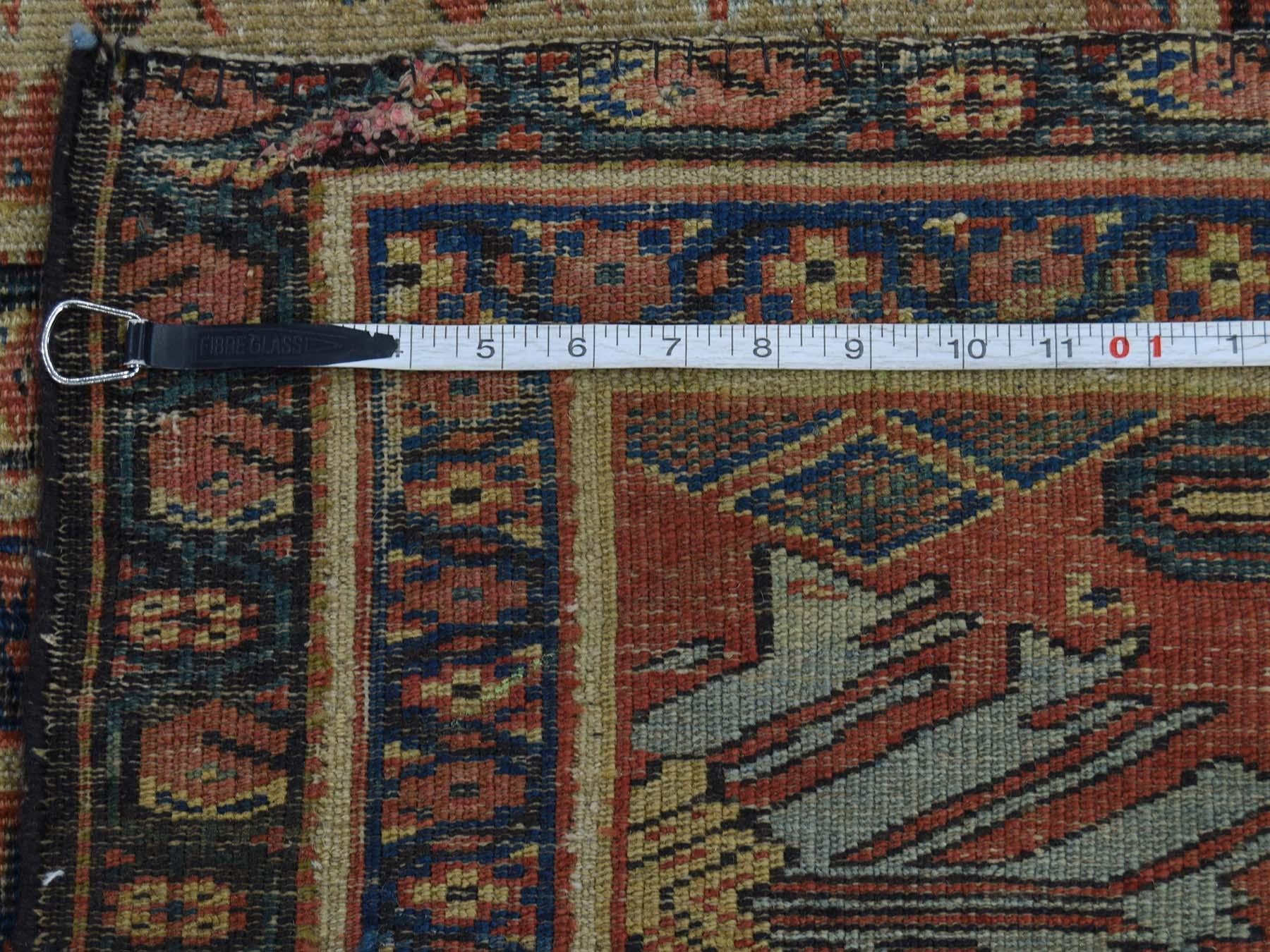 Fin du XIXe siècle Tapis persan ancien Mahal à motif de poissons, champ de camel, large bordure, 1890 en vente