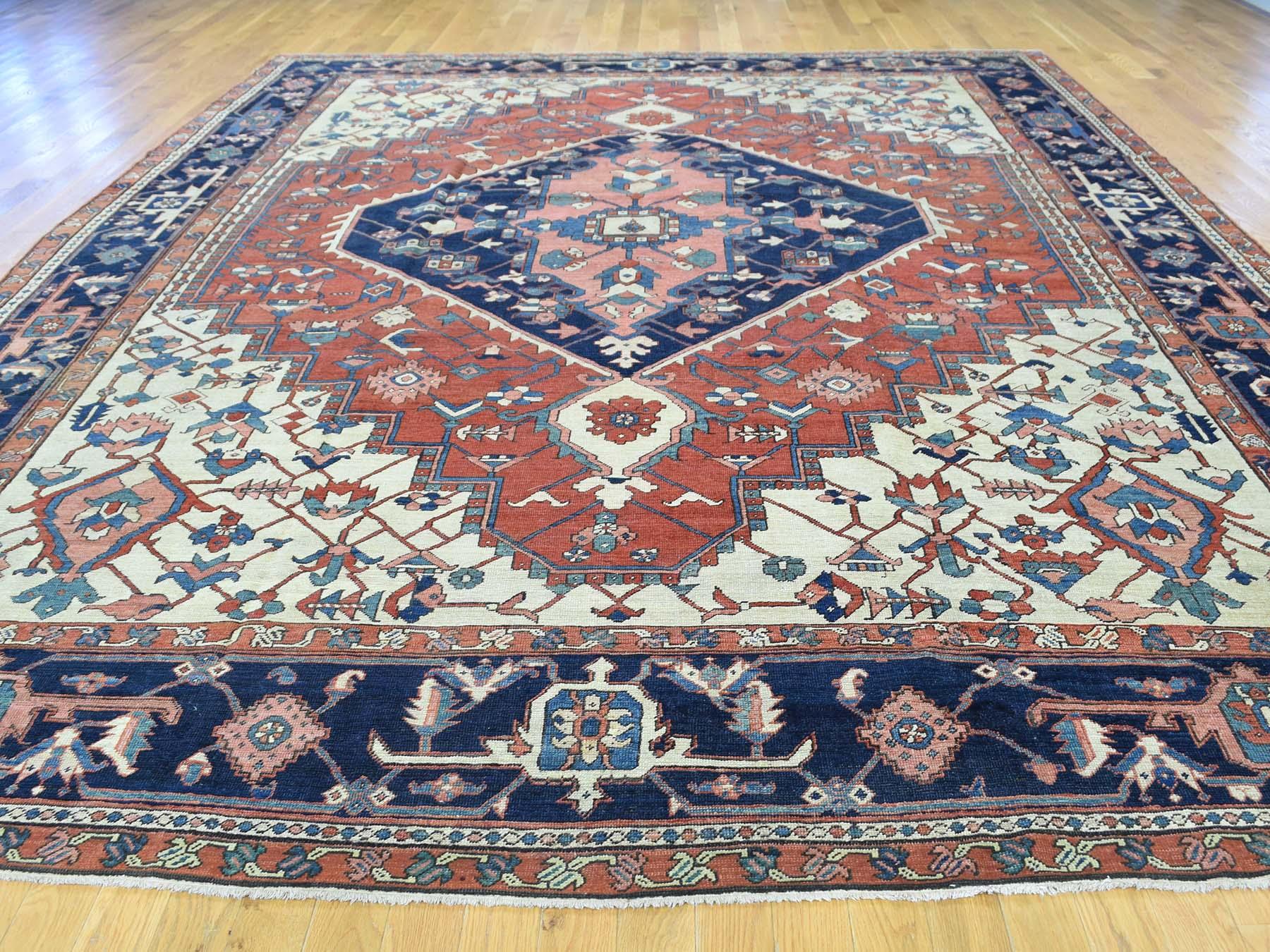 Questo è un autentico tappeto orientale annodato a mano. Non si tratta di un tappeto trapuntato a mano o realizzato a macchina. Tutto il nostro inventario è composto da tappeti annodati o tessuti a mano.

Rimodella la tua casa con questo splendido