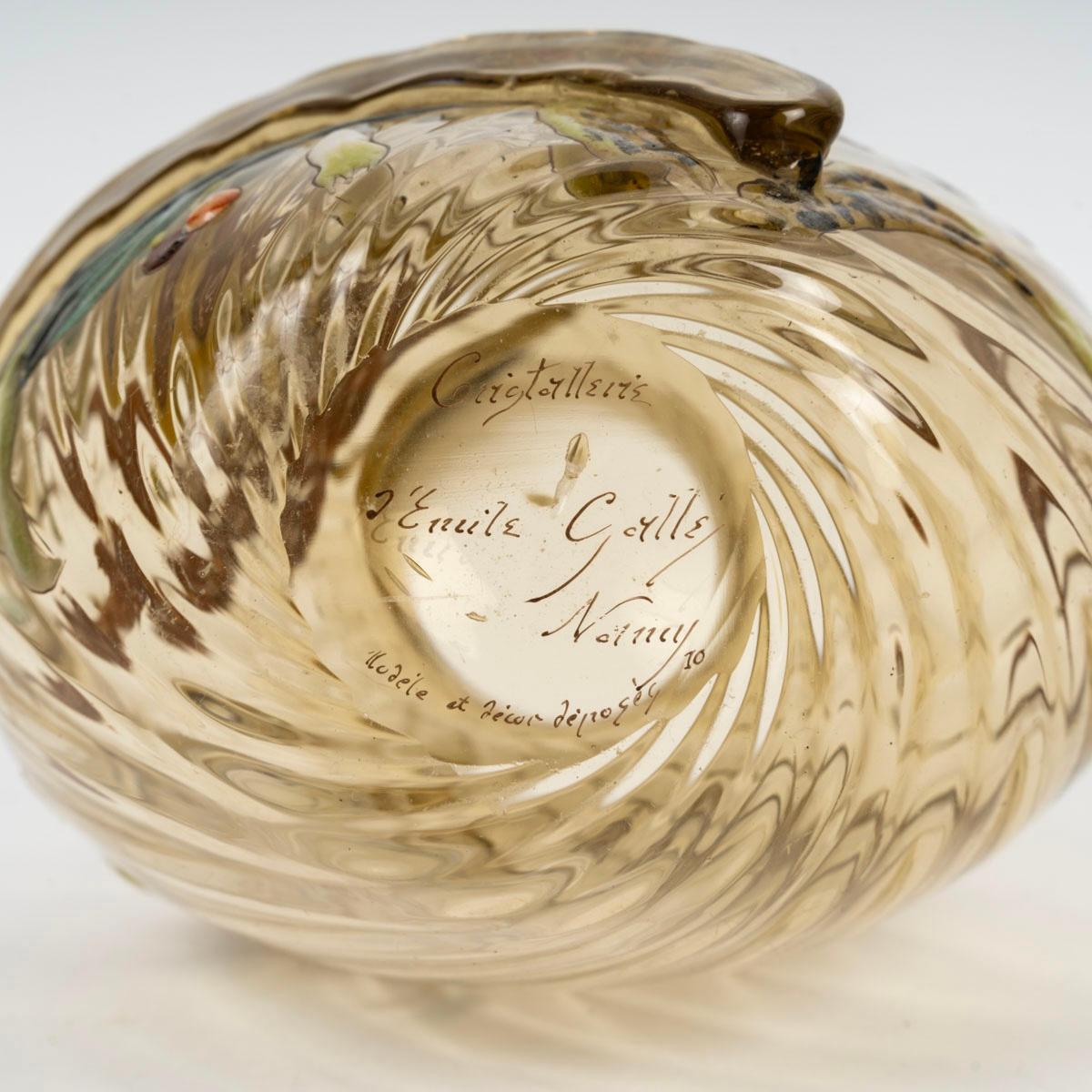 1890 Emile Gallé Cristallerie Vaso di vetro giallo smaltato Fiori Farfalla in vendita 3
