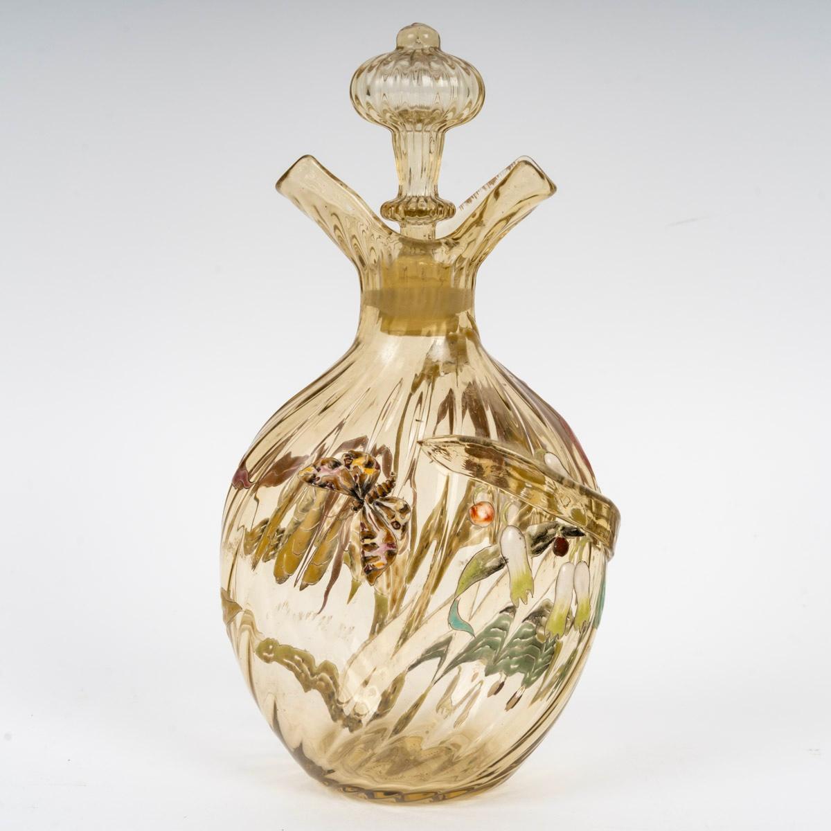 Bottiglia Decanter in ambra gialla  vetro smaltato con fiori e una farfalla da Emile Gallé nel 1890.  
Firma incisa.   

Condizioni perfette. Smalto eccezionale.   

Altezza: 24 cm