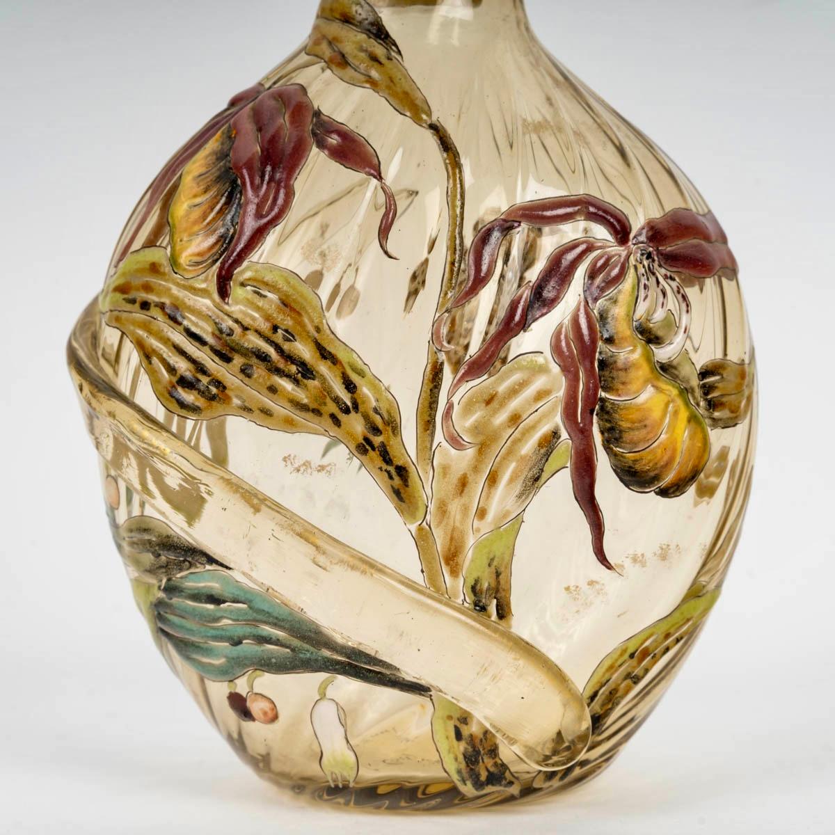 1890 Emile Gallé Cristallerie Vaso di vetro giallo smaltato Fiori Farfalla In condizioni discrete in vendita a Boulogne Billancourt, FR